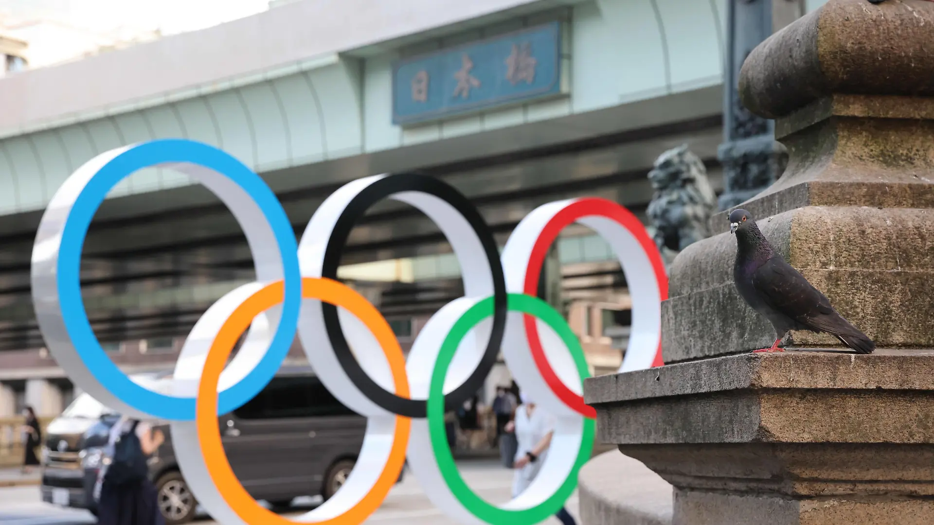 July 21, 2021, Tokyo, Japan: View of the Olympic Rings installation at the Nihonbashi bridge in Tokyo.. Despite the controversy about the Tokyo 2020 Summer Olympic Games, Olympische Spiele, Olympia, OS the Olympic Rings at the Nihonbashi bridge in Tokyo are a popular photo destination. Tokyo Japan - ZUMAs197 0126602389st Copyright: xStanislavxKogikux
