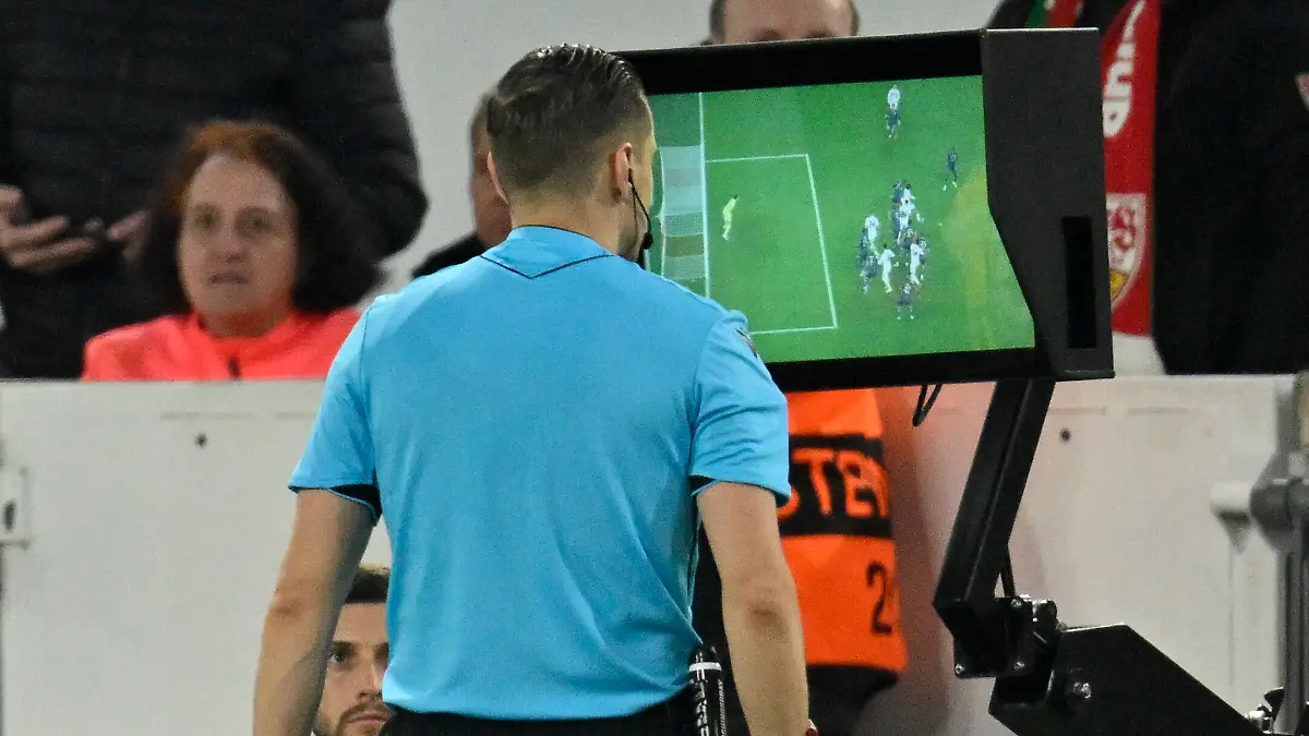 Vermeintliches TOR zum 2:2 Angelo Stiller Stuttgart (06) (nicht im Bild) nach VAR, Video-Assistent, Videobeweis, Videoschiedsrichter Video Assistent Referee wegen passivem Abseits [offside] von Tiago Tomas Stuttgart (08) (nicht im Bild) kassiert Schiedsrichter [referee] Referee Donatas Rumsas (LTU) am Monitor Stuttgart vs FC Porto EUROPA LEAGUE EL 12.03.2026 DFL REGULATIONS PROHIBIT ANY USE OF PHOTOGRAPHS AS IMAGE SEQUENCES AND/OR QUASI-VIDEO Foto: Eibner-Pressefoto/Michael Weber