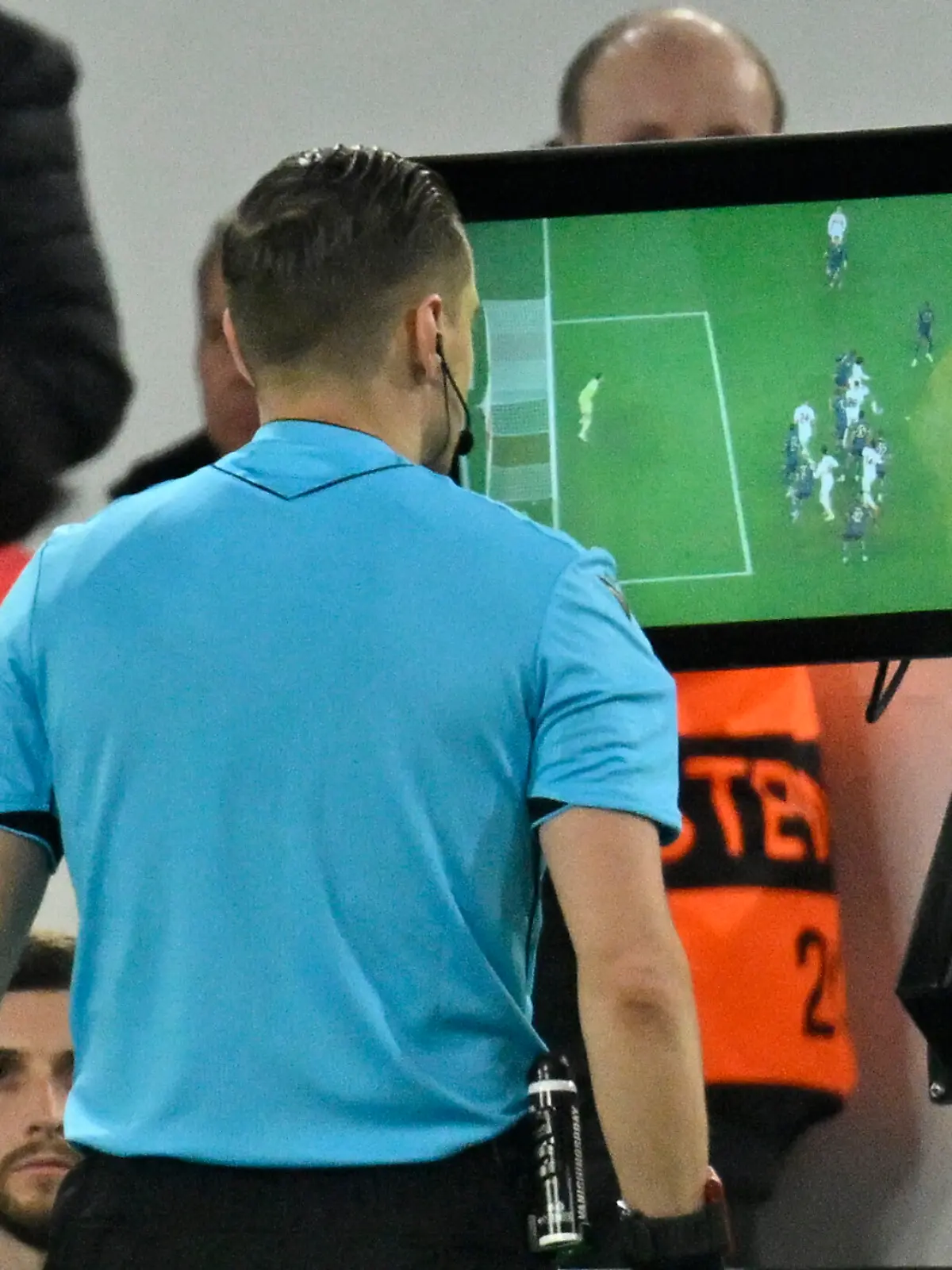 Vermeintliches TOR zum 2:2 Angelo Stiller Stuttgart (06) (nicht im Bild) nach VAR, Video-Assistent, Videobeweis, Videoschiedsrichter Video Assistent Referee wegen passivem Abseits [offside] von Tiago Tomas Stuttgart (08) (nicht im Bild) kassiert Schiedsrichter [referee] Referee Donatas Rumsas (LTU) am Monitor Stuttgart vs FC Porto EUROPA LEAGUE EL 12.03.2026 DFL REGULATIONS PROHIBIT ANY USE OF PHOTOGRAPHS AS IMAGE SEQUENCES AND/OR QUASI-VIDEO Foto: Eibner-Pressefoto/Michael Weber