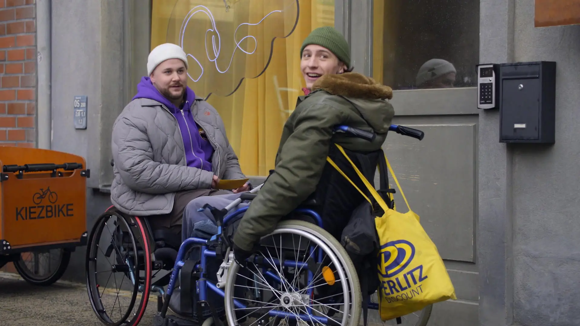 Jonas (Felix van Deventer, l.) und Mats (Béla Kampschulte).