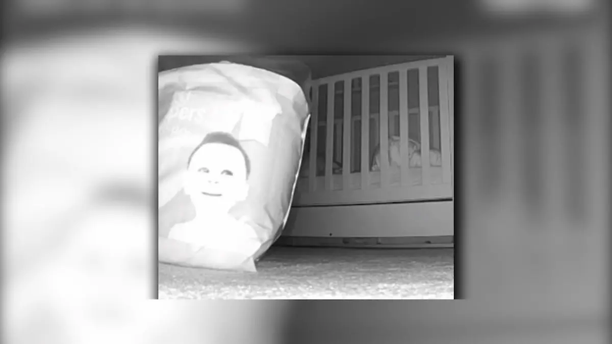 Mutter sieht fremdes Kind durch Babyphone-Kamera Schreckmoment im Kinderzimmer