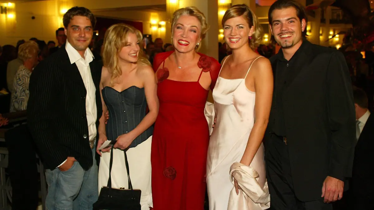 GZSZ-Stars Raphael Vogt, Yvonne Catterfeld, Lisa Riecken, Nina Bott und Daniel Fehlow bei der Verleihung der Goldenen Henne 2002 im Berliner Friedrichstadtpalast