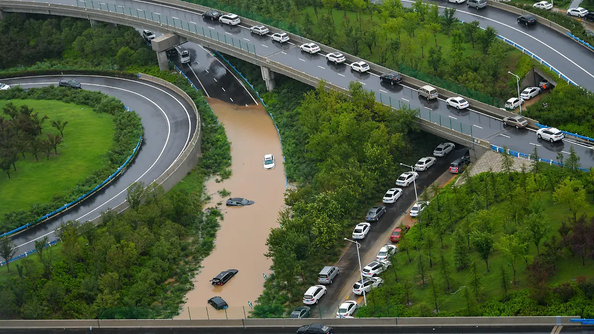 Aerial view of the rain pouring in Zhengzhou city, central China's Henan province, 21 July 2021. | Aktuell