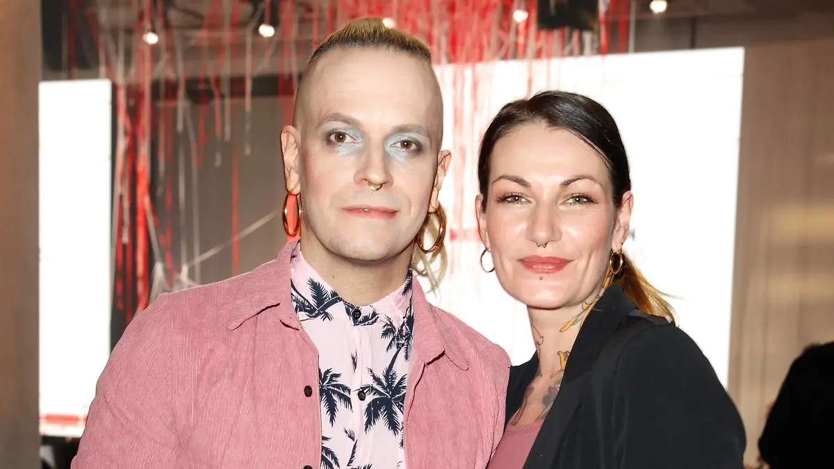 GEMA MusikautorInnenpreis 2023 Chris Harms Lord of the Lost mit Ehefrau Marion Harms beim 14. GEMA MusikautorInnenpreis im Ritz Carlton am 30.03.2023 in Berlin. *** GEMA Music Authors Award 2023 Chris Harms Lord of the Lost with wife Marion Harms at the 14 GEMA Music Authors Award at the Ritz Carlton on 30 03 2023 in Berlin Copyright: xEventpressxKochanx