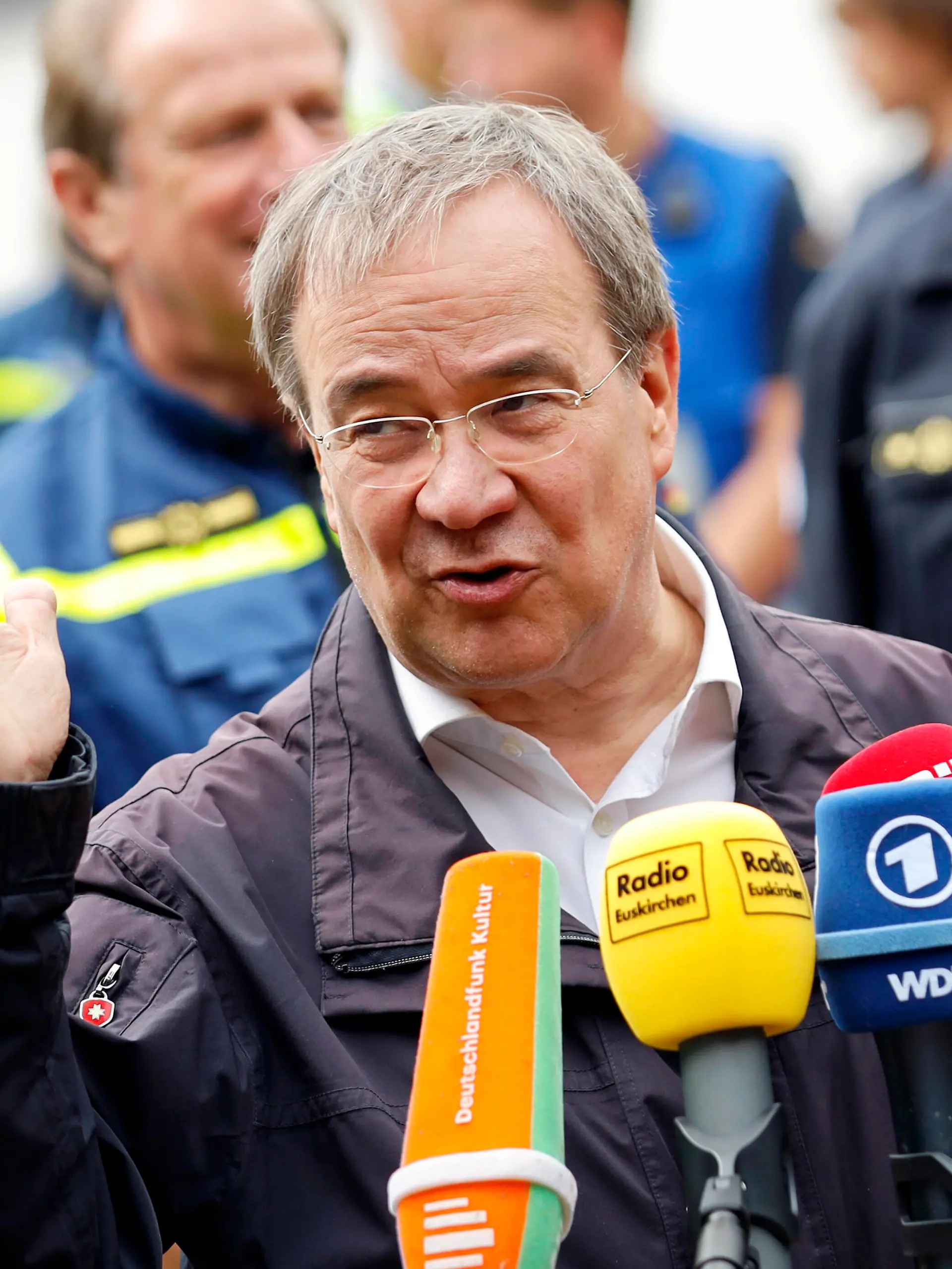  Armin Laschet besuchet die Steinbachtalsperre im Kreis Euskirchen, um sich ein Bild von der angespannten Lage am Damm zu machen und den Helfern von Polizei, THW, Bundeswehr und Feuerwehr für ihren unermüdlichen Einsatz zu danken. Kirchheim, 19.07.2021 *** Armin Laschet visits the Steinbach dam in the district of Euskirchen to get an idea of the tense situation at the dam and to thank the helpers from the police, THW, Bundeswehr and fire brigade for their tireless efforts Kirchheim, 19 07 2021 Foto:xC.xHardtx/xFuturexImage