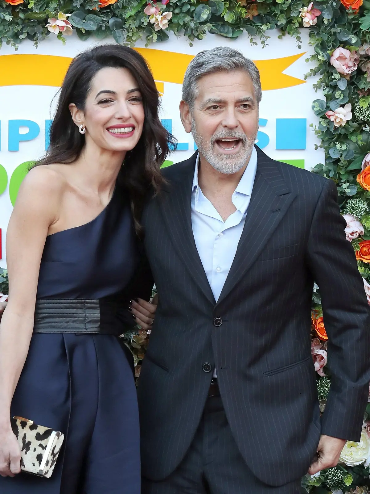 ARCHIV - 14.03.2019, Großbritannien, Edinburgh: George Clooney, Schauspieler aus den USA, und seine Frau Amal Clooney, Juristin aus dem Libanon, treffen für die Wohltätigkeits-Gala der People's Postcode Lottery in der McEwan Hall ein. Er führt Regie, steht vor der Kamera, engagiert sich politisch und macht die Wäsche: Zwillingsvater und Hollywood-Star George Clooney feiert am 06.05.2021 seinen 60. Geburtstag. (zu dpa "Zwillinge und zig Projekte: Hollywood-Star Clooney wird 60" - Wiederholung vom 30.04.2021) Foto: Andrew Milligan/PA Wire/dpa +++ dpa-Bildfunk +++