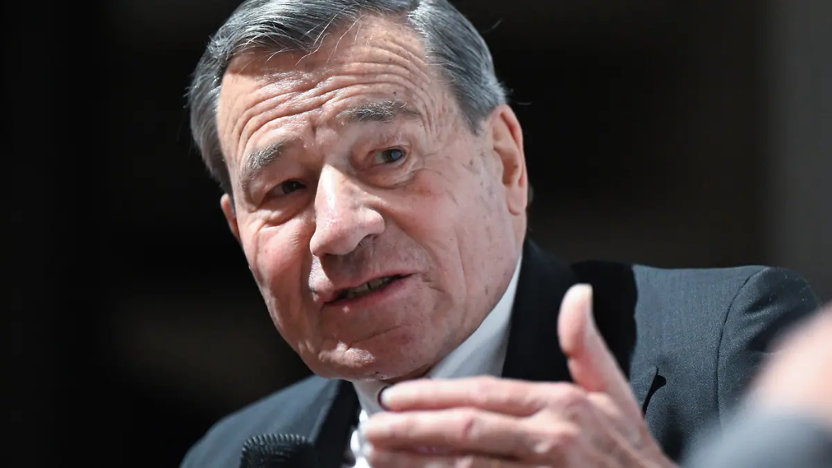 Wolfgang Grupp, der frühere Inhaber des Textil und Bekleidungsunternehmens Trigema, spricht im Neuen Kunstmuseum Tübingen mit G. Gysi. Im Rahmen der Reihe «Gysis Begegnungen» präsentiert Gysi laut Veranstalter in «kurzweiligen Gesprächen mit Tiefgang und jeder Menge Humor» jeweils einen Gast im Neuen Kunstmuseum.