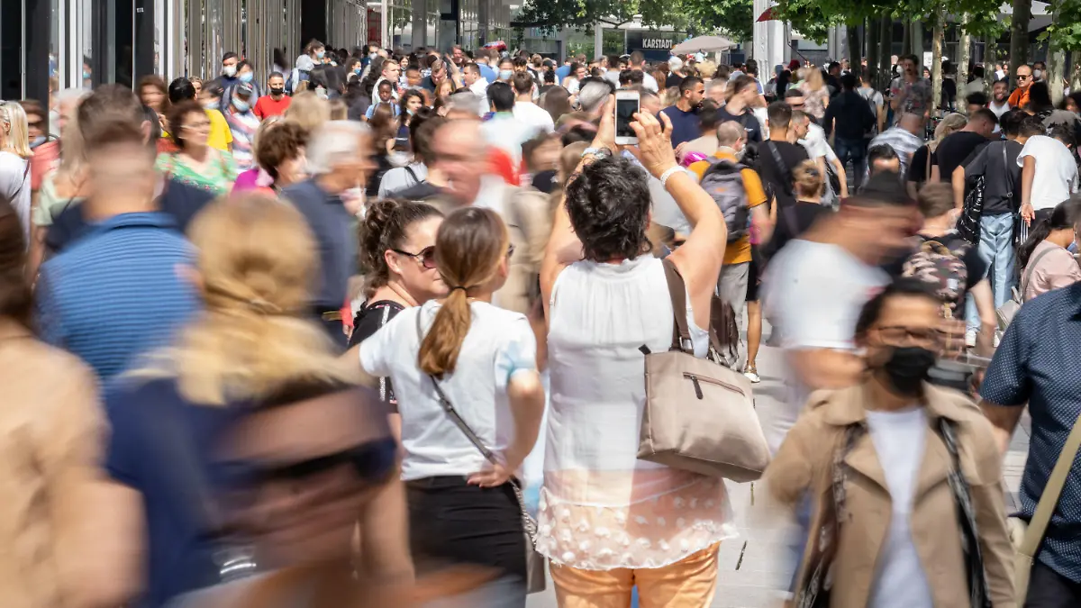10.07.2021, Hessen, Frankfurt/Main: Zahlreiche Menschen bevölkern am Nachmittag die Fußgängerzone auf der Zeil in der Innenstadt. Frankfurt weist mit einer 7-Tage-Inzidenz von über 20 bei den größten deutschen Städten die meisten Infektionen auf. (Aufnahme mit längerer Belichtungszeit) Foto: Frank Rumpenhorst/dpa +++ dpa-Bildfunk +++