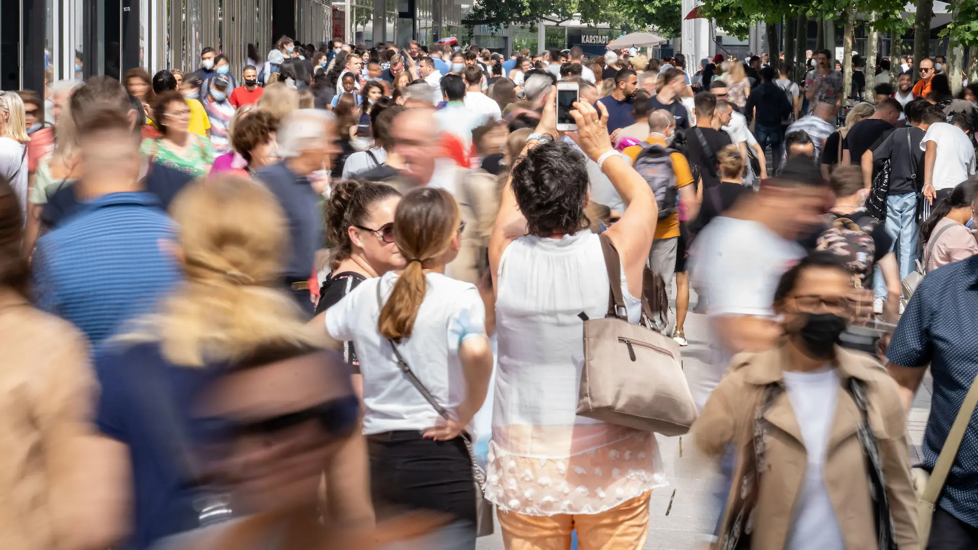 10.07.2021, Hessen, Frankfurt/Main: Zahlreiche Menschen bevölkern am Nachmittag die Fußgängerzone auf der Zeil in der Innenstadt. Frankfurt weist mit einer 7-Tage-Inzidenz von über 20 bei den größten deutschen Städten die meisten Infektionen auf. (Aufnahme mit längerer Belichtungszeit) Foto: Frank Rumpenhorst/dpa +++ dpa-Bildfunk +++