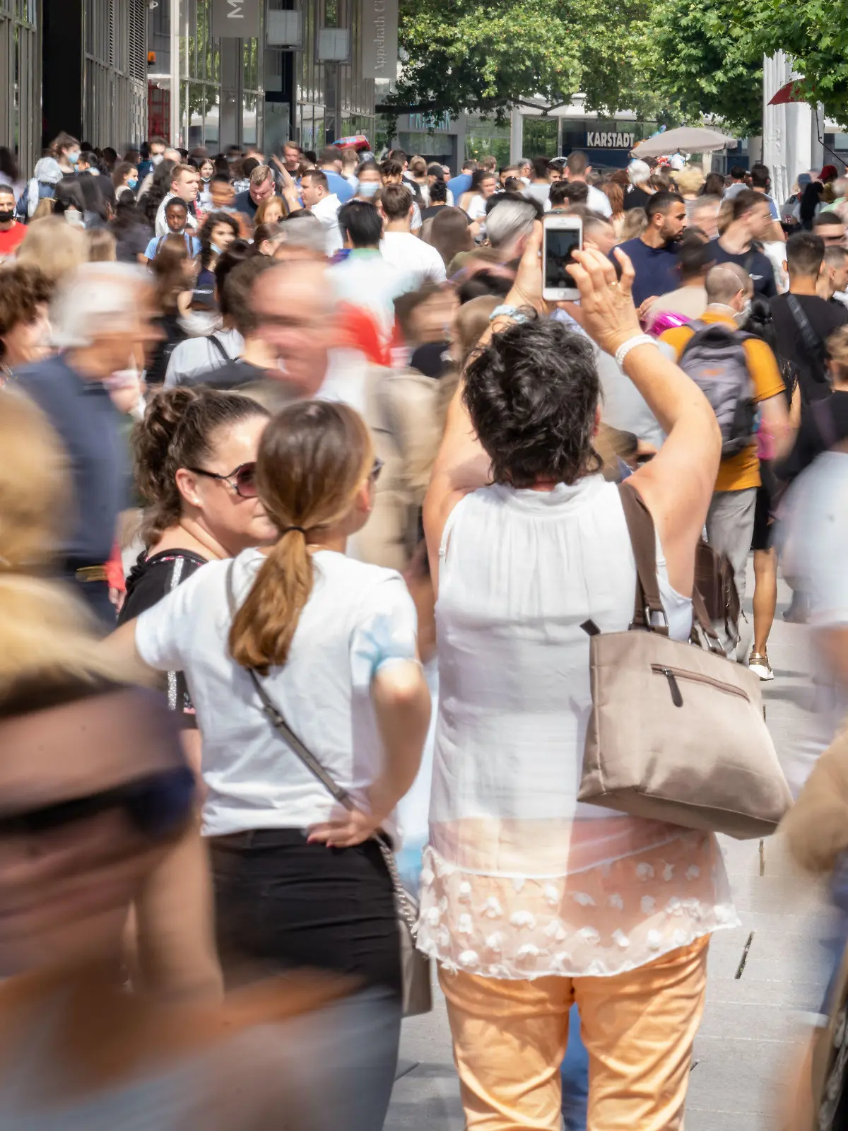 10.07.2021, Hessen, Frankfurt/Main: Zahlreiche Menschen bevölkern am Nachmittag die Fußgängerzone auf der Zeil in der Innenstadt. Frankfurt weist mit einer 7-Tage-Inzidenz von über 20 bei den größten deutschen Städten die meisten Infektionen auf. (Aufnahme mit längerer Belichtungszeit) Foto: Frank Rumpenhorst/dpa +++ dpa-Bildfunk +++