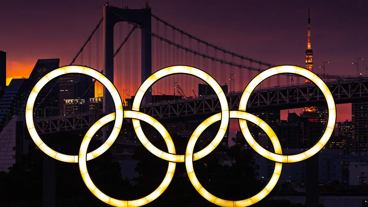 The Olympic rings floating on a barge in Tokyo Bay in front of the Rainbow Bridge at twilight before the start of the Tokyo Olympics, in Tokyo, Japan on Tuesday, July 20, 2021. PUBLICATIONxINxGERxSUIxAUTxHUNxONLY TKP20210720115 RICHARDxELLIS