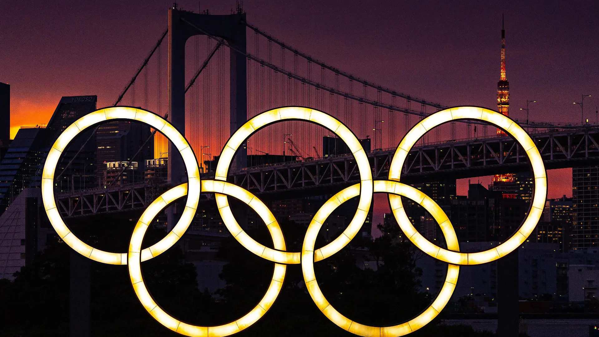  The Olympic rings floating on a barge in Tokyo Bay in front of the Rainbow Bridge at twilight before the start of the Tokyo Olympics, in Tokyo, Japan on Tuesday, July 20, 2021. PUBLICATIONxINxGERxSUIxAUTxHUNxONLY TKP20210720115 RICHARDxELLIS