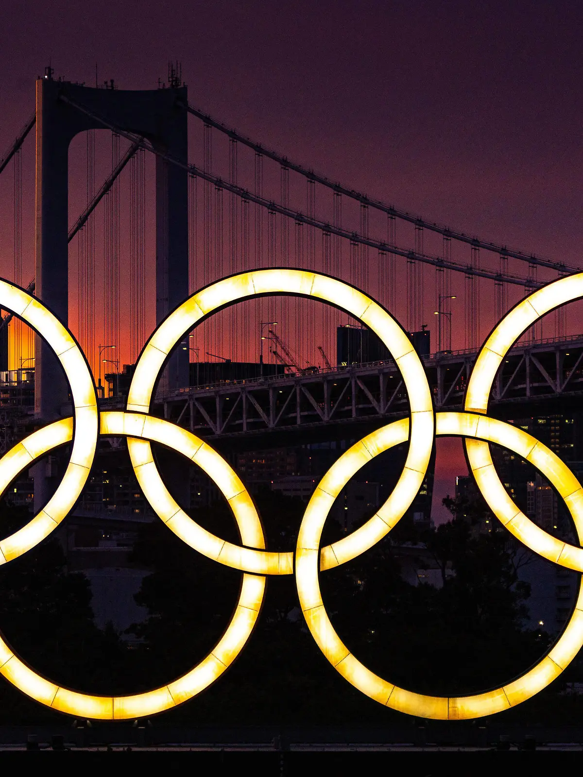  The Olympic rings floating on a barge in Tokyo Bay in front of the Rainbow Bridge at twilight before the start of the Tokyo Olympics, in Tokyo, Japan on Tuesday, July 20, 2021. PUBLICATIONxINxGERxSUIxAUTxHUNxONLY TKP20210720115 RICHARDxELLIS