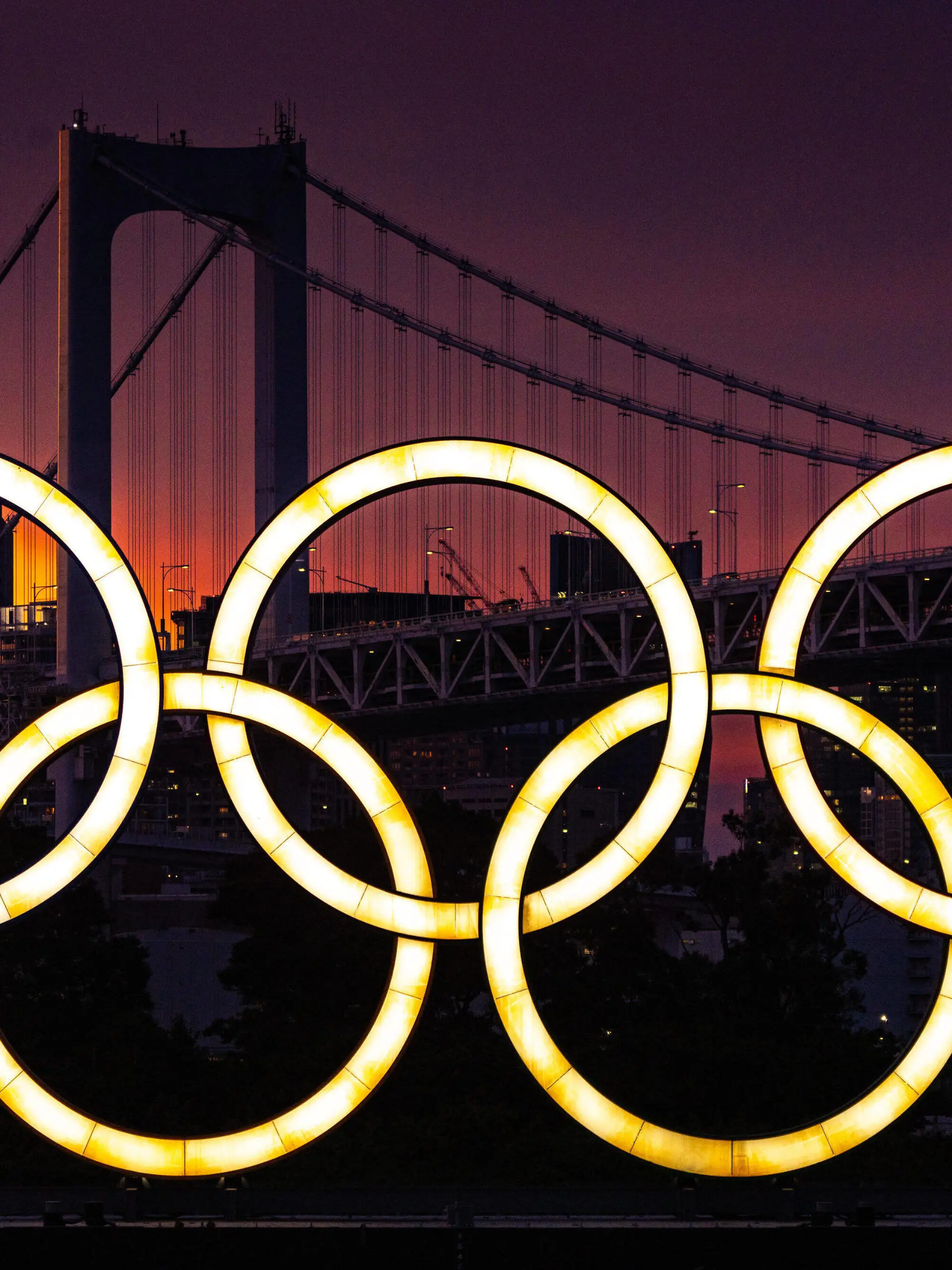  The Olympic rings floating on a barge in Tokyo Bay in front of the Rainbow Bridge at twilight before the start of the Tokyo Olympics, in Tokyo, Japan on Tuesday, July 20, 2021. PUBLICATIONxINxGERxSUIxAUTxHUNxONLY TKP20210720115 RICHARDxELLIS
