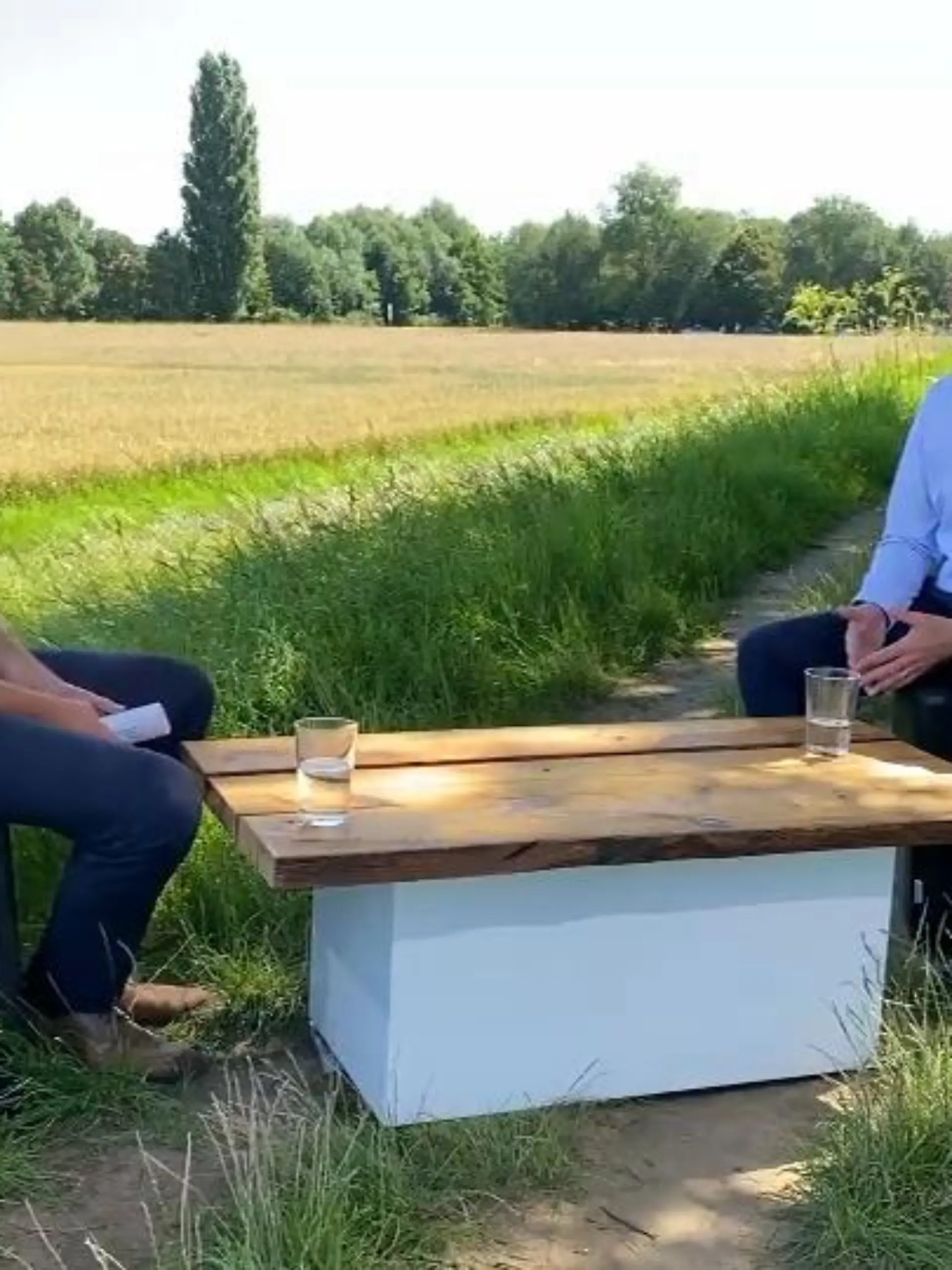 Die RTL Hessen-Sommerinterviews gehen zu Ende, unser letzter Gast ist Wirtschaftsminister Tarek Al-Wazir von den Grünen. Wir treffen den 50-Jährigen im Offenbacher Stadtteil Rumpenheim auf einem Deich unweit des Mains. Die Fragen, die Politik-Reporter Benjamin Holler stellt, sind vielseitig: die Hochwasser in Teilen Deutschlands und die damit verbundene Kritik an der Klimapolitik der Regierung, die Zusammenarbeit mit der CDU im Landtag und die steigenden Inzidenzen – erst am Montag hatten Al-Wazir und Ministerpräsident Bouffier neue Corona-Lockerungen verkündet.
