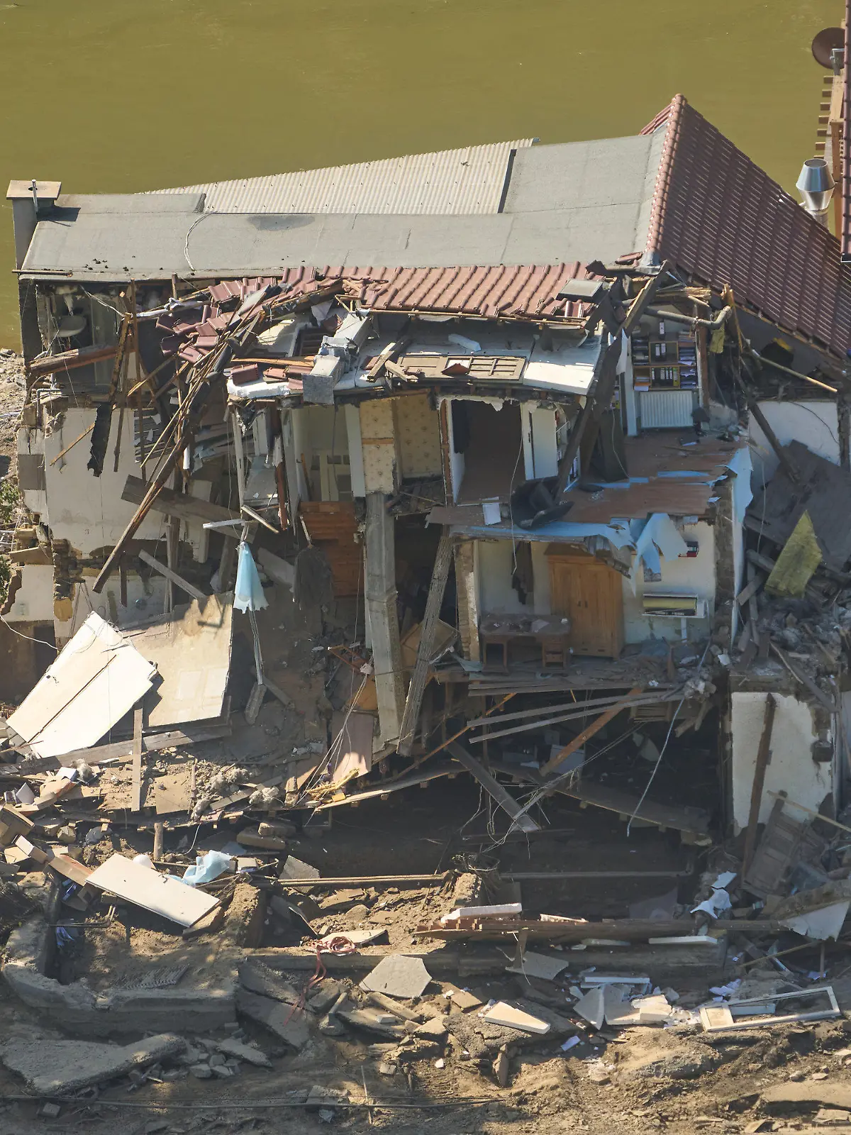 21.07.2021, Rheinland-Pfalz, Marienthal: Ein Haus ist nach dem Hochwasser vollkommen aufgerissen. Die Flut hat auch hier zahlreiche Häuser zerstört. Foto: Thomas Frey/dpa +++ dpa-Bildfunk +++