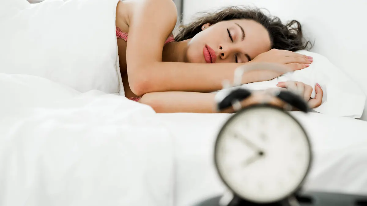 schöne frau,die im bett mit faul,um aufzustehen || Modellfreigabe vorhanden