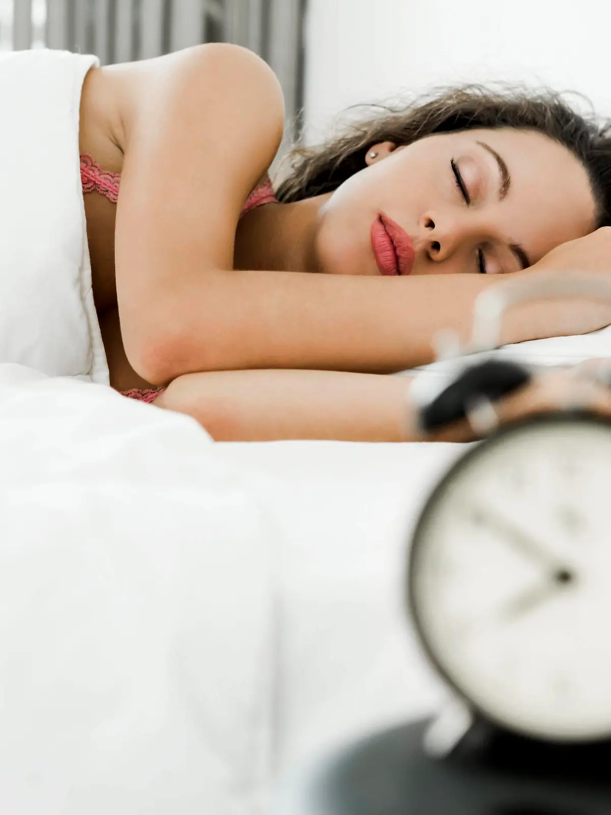 schöne frau,die im bett mit faul,um aufzustehen || Modellfreigabe vorhanden