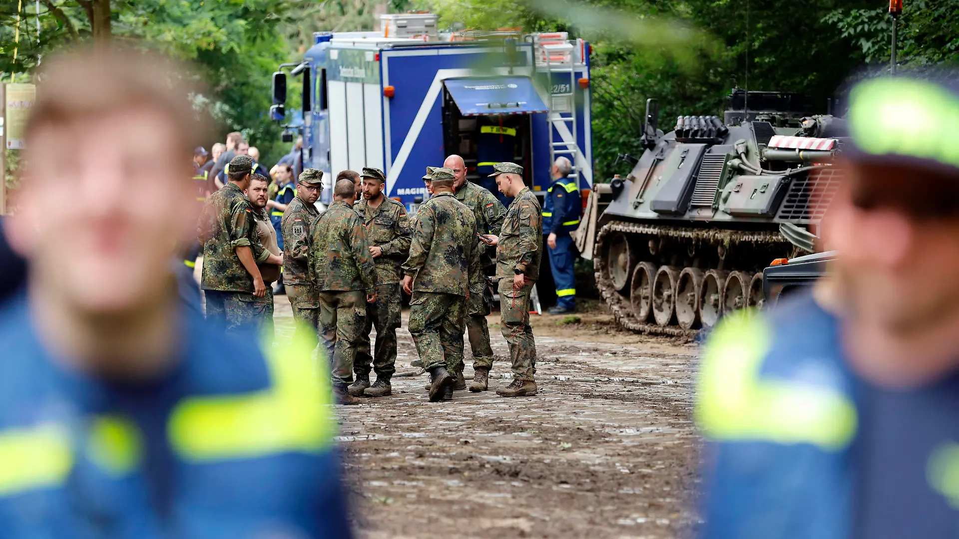 Armin Laschet und Horst Seehofer besuchen die Steinbachtalsperre im Kreis Euskirchen, um sich ein Bild von der angespannten Lage am Damm zu machen und den Helfern von Polizei, THW, Bundeswehr und Feuerwehr für ihren unermüdlichen Einsatz zu danken. Im Bild Helfer von THW und Bundeswehr. Kirchheim, 19.07.2021 *** Armin Laschet and Horst Seehofer visit the Steinbach dam in the district of Euskirchen to get an idea of the tense situation at the dam and to thank the helpers from the police, THW, Bundeswehr and fire brigade for their tireless efforts In the picture helpers from THW and Bundeswehr Kirchheim, 19 07 2021 Foto:xC.xHardtx/xFuturexImage