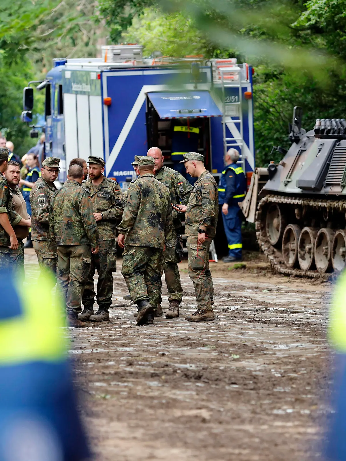  Armin Laschet und Horst Seehofer besuchen die Steinbachtalsperre im Kreis Euskirchen, um sich ein Bild von der angespannten Lage am Damm zu machen und den Helfern von Polizei, THW, Bundeswehr und Feuerwehr für ihren unermüdlichen Einsatz zu danken. Im Bild Helfer von THW und Bundeswehr. Kirchheim, 19.07.2021 *** Armin Laschet and Horst Seehofer visit the Steinbach dam in the district of Euskirchen to get an idea of the tense situation at the dam and to thank the helpers from the police, THW, Bundeswehr and fire brigade for their tireless efforts In the picture helpers from THW and Bundeswehr Kirchheim, 19 07 2021 Foto:xC.xHardtx/xFuturexImage