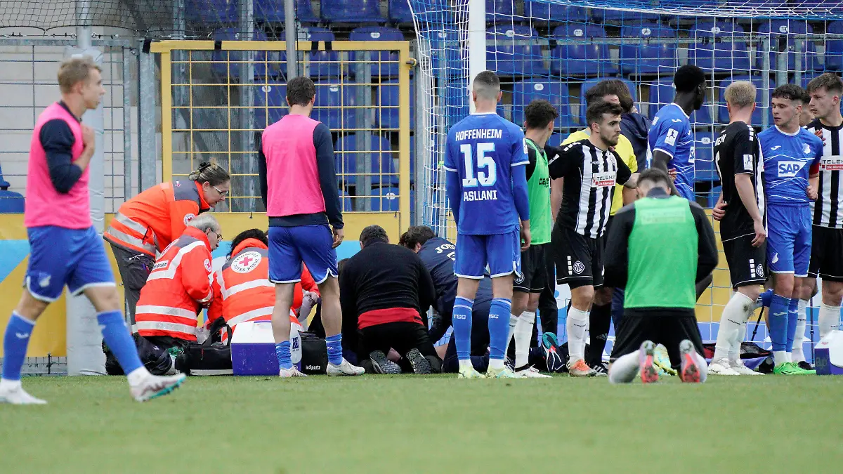 Ersthelfer kümmern sich um den verletzten Spieler Kienle VfR Aalen TSG Hoffenheim II vs. VfR Aalen, Fussball, Regionalliga Suedwest, Spieltag 32, 12.05.2023 TSG Hoffenheim II vs. VfR Aalen, Fussball, Regionalliga Suedwest, Spieltag 32, 12.05.2023 Hoffenheim *** First responders take care of injured player Kienle VfR Aalen TSG Hoffenheim II vs VfR Aalen, Football, Regionalliga Suedwest, Matchday 32, 12 05 2023 TSG Hoffenheim II vs VfR Aalen, Football, Regionalliga Suedwest, Matchday 32, 12 05 2023 Hoffenheim Copyright: xEibner-Pressefoto/UwexGruenx EP_EER