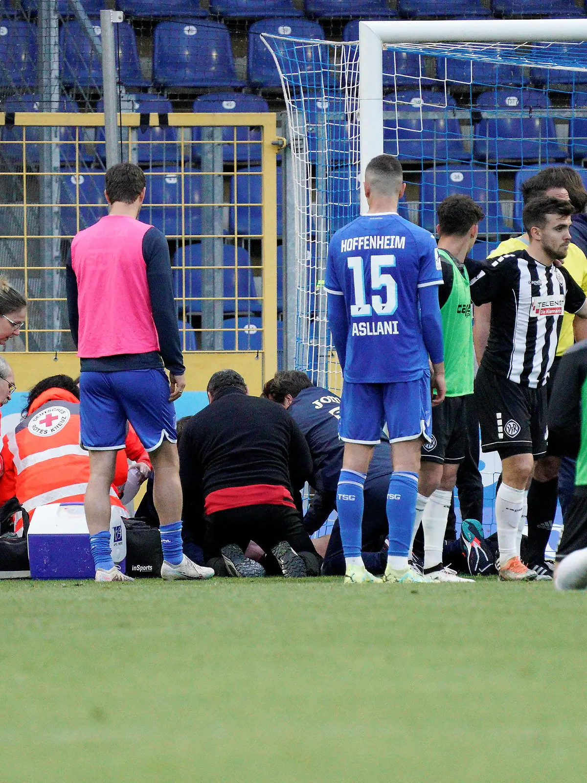 Ersthelfer kümmern sich um den verletzten Spieler Kienle VfR Aalen TSG Hoffenheim II vs. VfR Aalen, Fussball, Regionalliga Suedwest, Spieltag 32, 12.05.2023 TSG Hoffenheim II vs. VfR Aalen, Fussball, Regionalliga Suedwest, Spieltag 32, 12.05.2023 Hoffenheim *** First responders take care of injured player Kienle VfR Aalen TSG Hoffenheim II vs VfR Aalen, Football, Regionalliga Suedwest, Matchday 32, 12 05 2023 TSG Hoffenheim II vs VfR Aalen, Football, Regionalliga Suedwest, Matchday 32, 12 05 2023 Hoffenheim Copyright: xEibner-Pressefoto/UwexGruenx EP_EER