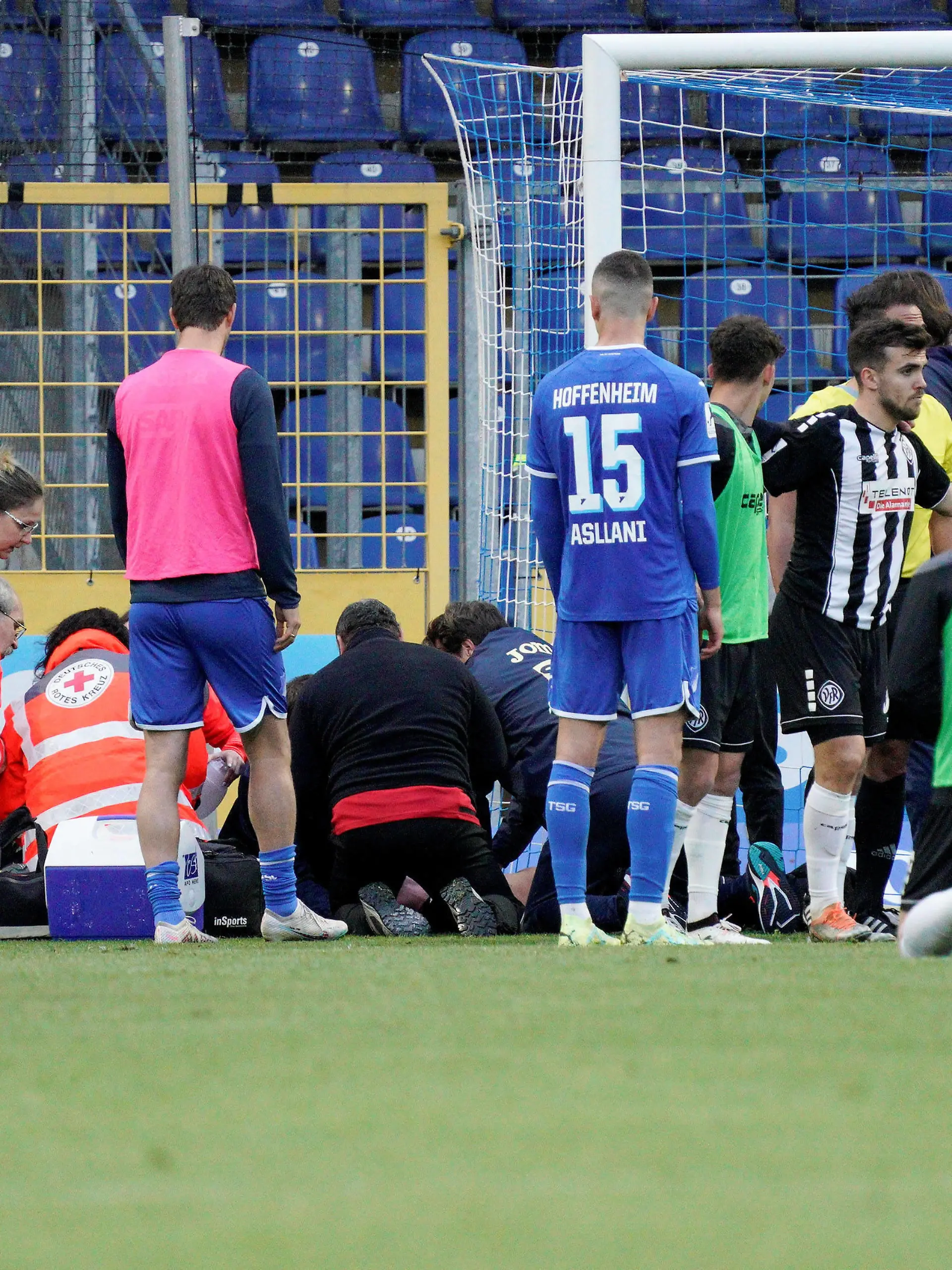 Ersthelfer kümmern sich um den verletzten Spieler Kienle VfR Aalen TSG Hoffenheim II vs. VfR Aalen, Fussball, Regionalliga Suedwest, Spieltag 32, 12.05.2023 TSG Hoffenheim II vs. VfR Aalen, Fussball, Regionalliga Suedwest, Spieltag 32, 12.05.2023 Hoffenheim *** First responders take care of injured player Kienle VfR Aalen TSG Hoffenheim II vs VfR Aalen, Football, Regionalliga Suedwest, Matchday 32, 12 05 2023 TSG Hoffenheim II vs VfR Aalen, Football, Regionalliga Suedwest, Matchday 32, 12 05 2023 Hoffenheim Copyright: xEibner-Pressefoto/UwexGruenx EP_EER