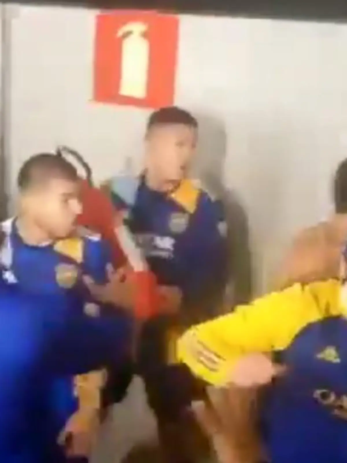 Boca-Spieler mit Feuerlöscher