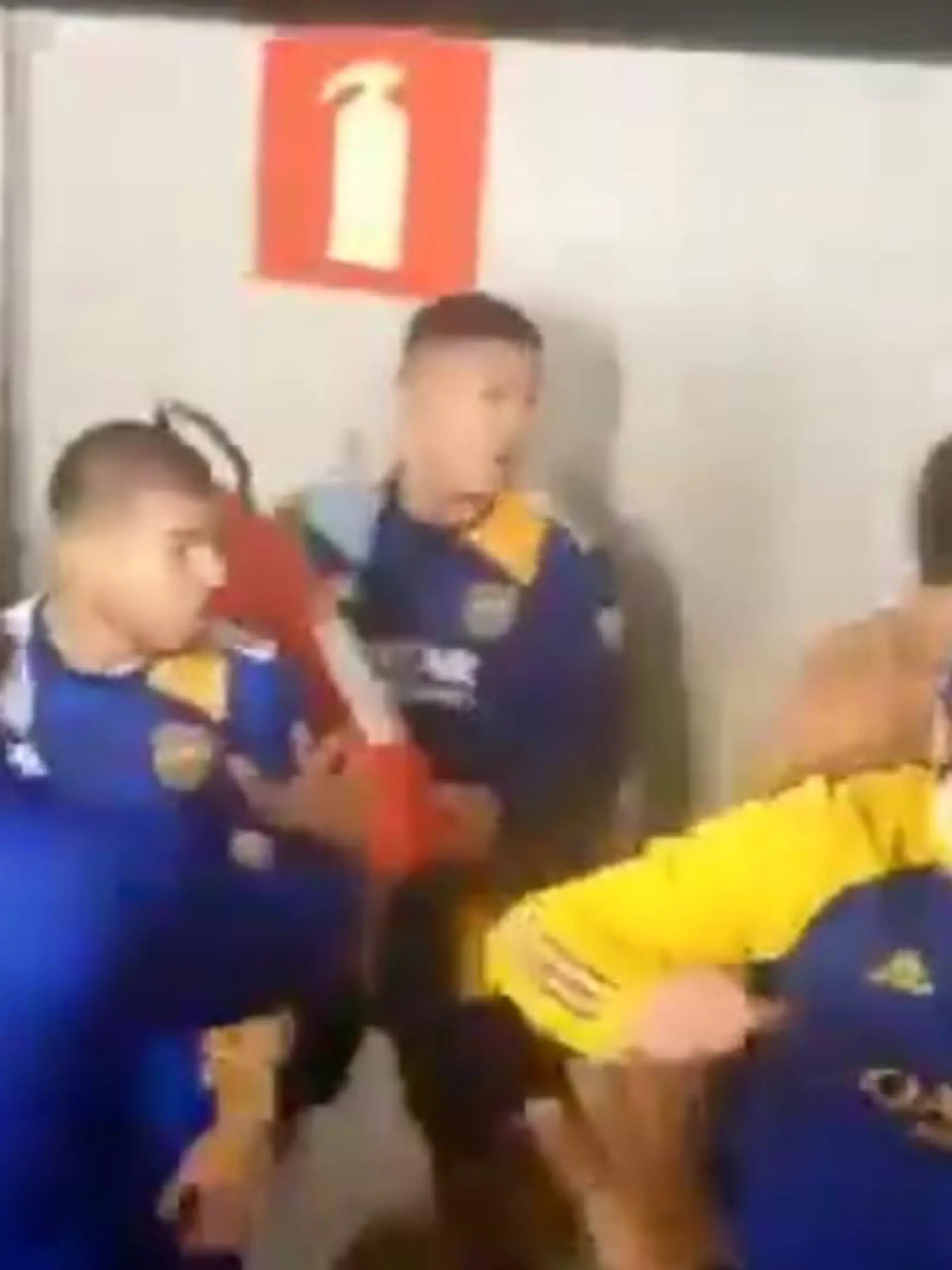 Boca-Spieler mit Feuerlöscher