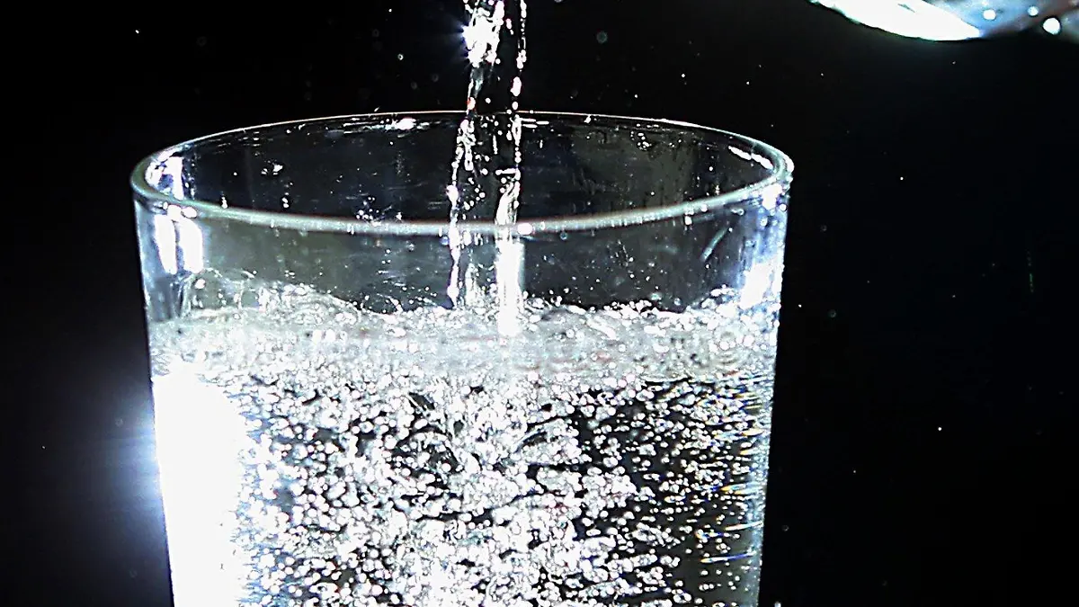 Mineralwasser fließt aus einer Flasche in ein Glas, aufgenommen am 05.01.2004 in Berlin zur Illustration der am Mittwoch (07.01.2004) veröffentlichten Bilanz der Mineralwasser-Branche. Mineralwasser wird bei den Deutschen als Durstlöscher immer beliebter. Im vergangenen Jahr trank jeder Bundesbürger im Durchschnitt 129 Liter Mineral- und Heilwasser, 15 Liter mehr als 2002, teilt der Verband Deutscher Mineralbrunnen in Bonn mit. Am beliebtesten war kohlensäurehaltiges Mineralwasser, das mehr als die Hälfte des Verbrauchs ausmachte. Zwar sei der starke Anstieg auf den heißen Sommer zurückzuführen, der Verbrauch steige andererseits schon seit Jahren kontinuierlich, so der Verband. Foto: Michael Hanschke ZB FUNKREGIO OST/lbn -Honorarfrei nur für Bezieher des ZB-Regiodienstes-