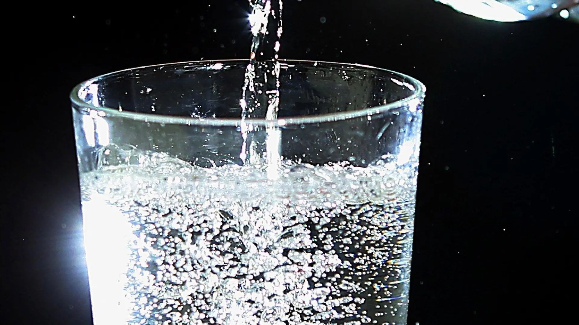 Mineralwasser fließt aus einer Flasche in ein Glas, aufgenommen am 05.01.2004 in Berlin zur Illustration der am Mittwoch (07.01.2004) veröffentlichten Bilanz der Mineralwasser-Branche. Mineralwasser wird bei den Deutschen als Durstlöscher immer beliebter. Im vergangenen Jahr trank jeder Bundesbürger im Durchschnitt 129 Liter Mineral- und Heilwasser, 15 Liter mehr als 2002, teilt der Verband Deutscher Mineralbrunnen in Bonn mit. Am beliebtesten war kohlensäurehaltiges Mineralwasser, das mehr als die Hälfte des Verbrauchs ausmachte. Zwar sei der starke Anstieg auf den heißen Sommer zurückzuführen, der Verbrauch steige andererseits schon seit Jahren kontinuierlich, so der Verband. Foto: Michael Hanschke ZB FUNKREGIO OST/lbn -Honorarfrei nur für Bezieher des ZB-Regiodienstes-