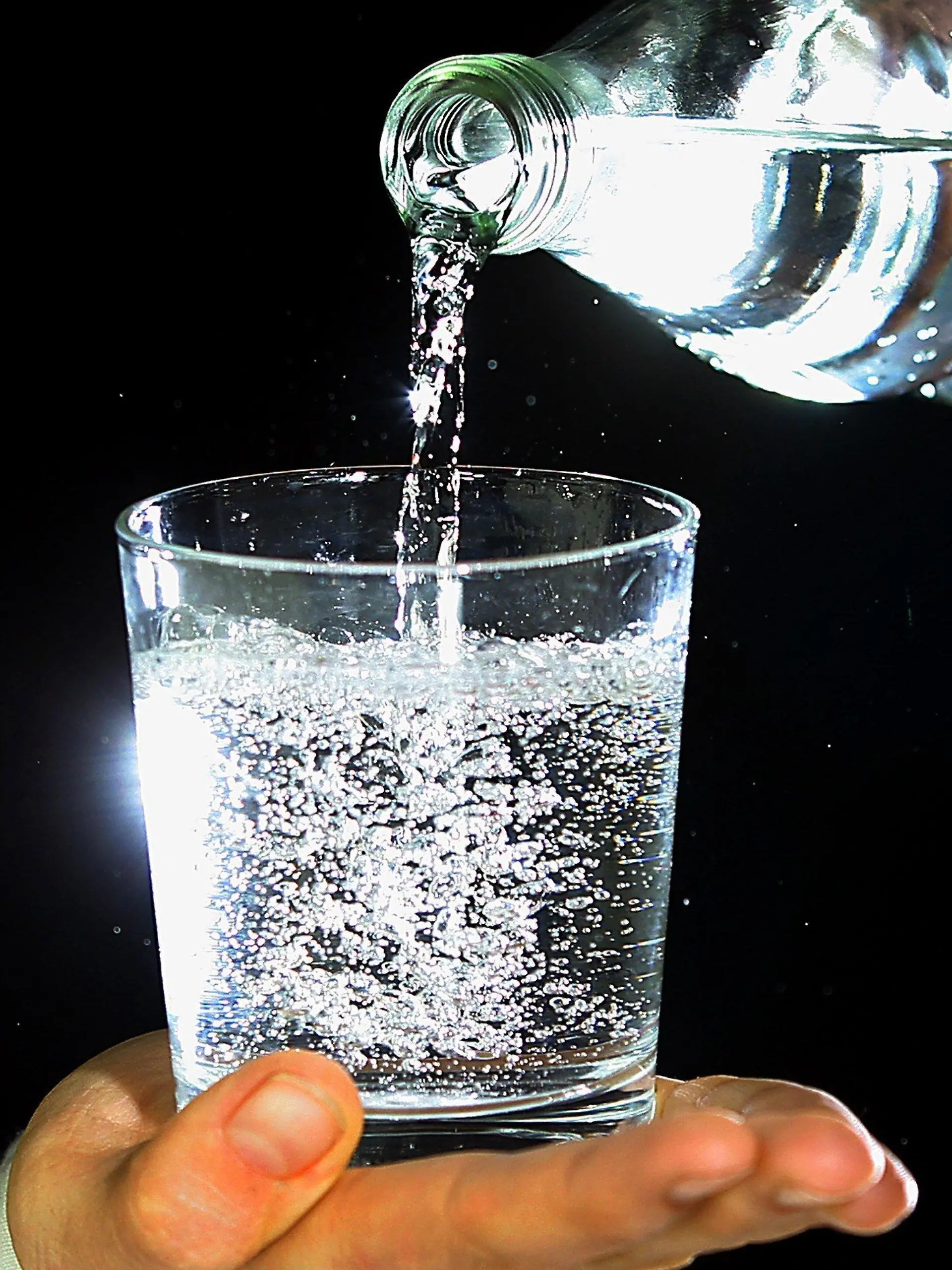 Mineralwasser fließt aus einer Flasche in ein Glas, aufgenommen am 05.01.2004 in Berlin zur Illustration der am Mittwoch (07.01.2004) veröffentlichten Bilanz der Mineralwasser-Branche. Mineralwasser wird bei den Deutschen als Durstlöscher immer beliebter. Im vergangenen Jahr trank jeder Bundesbürger im Durchschnitt 129 Liter Mineral- und Heilwasser, 15 Liter mehr als 2002, teilt der Verband Deutscher Mineralbrunnen in Bonn mit. Am beliebtesten war kohlensäurehaltiges Mineralwasser, das mehr als die Hälfte des Verbrauchs ausmachte. Zwar sei der starke Anstieg auf den heißen Sommer zurückzuführen, der Verbrauch steige andererseits schon seit Jahren kontinuierlich, so der Verband. Foto: Michael Hanschke ZB FUNKREGIO OST/lbn -Honorarfrei nur für Bezieher des ZB-Regiodienstes-