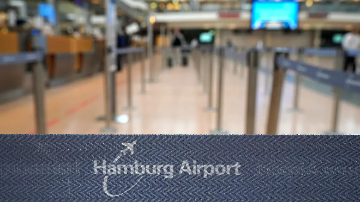 ILLUSTRATION - 21.06.2021, Hamburg: Passagiere gehen zum Check-in einer Fluggesellschaft im Terminal 2 am Hamburger Helmut-Schmidt-Flughafen. Nach 24-stündigem Warten an dem Airport haben die Passagiere eines Fluges nach Tirana am 06.07.2021 einen nächtlichen Start mit Ausnahmegenehmigung erzwungen. (zu dpa «Fluggäste rebellieren - Polizei lässt Maschine in der Nacht starten») Foto: Marcus Brandt/dpa +++ dpa-Bildfunk +++