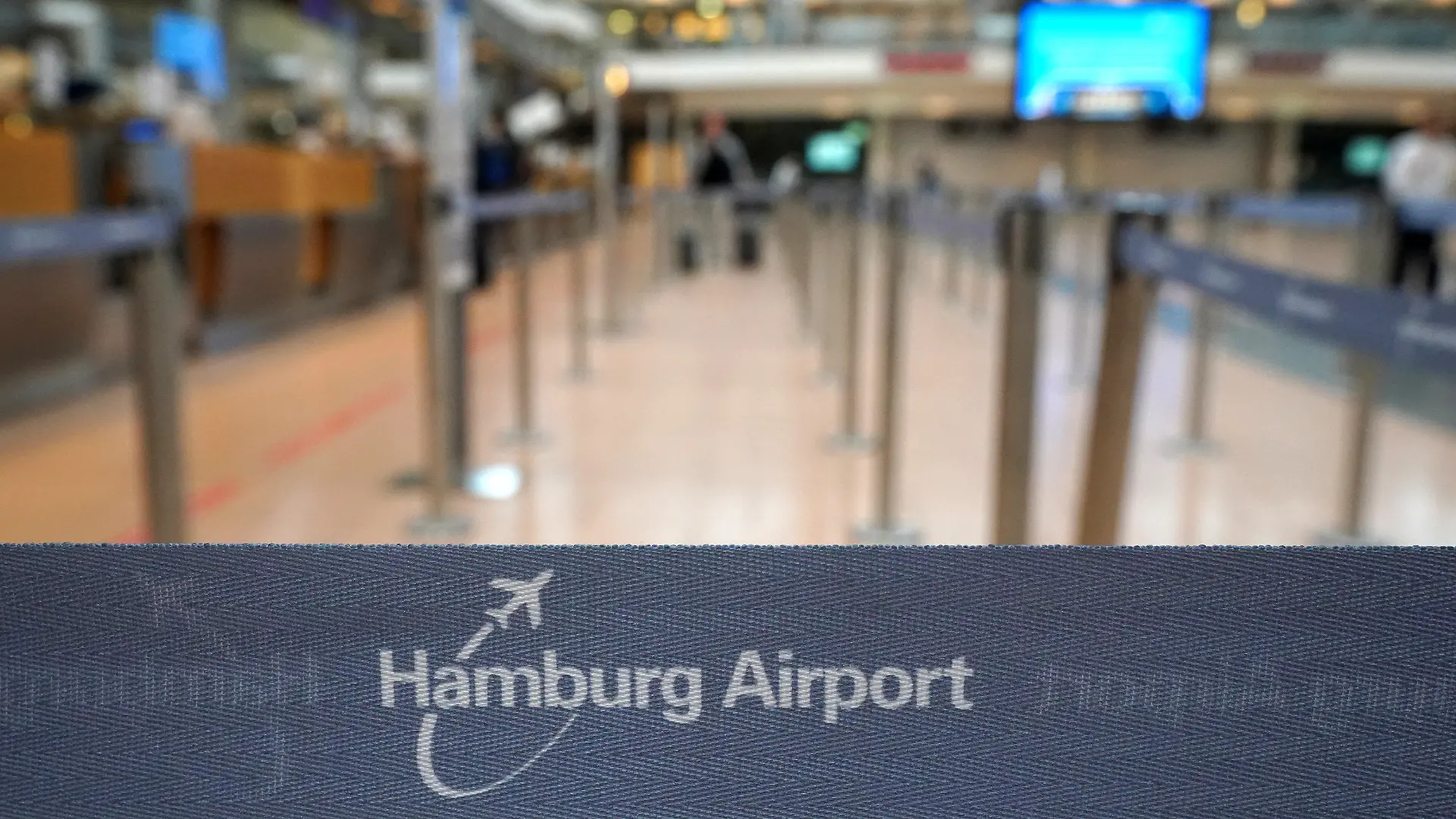 ILLUSTRATION - 21.06.2021, Hamburg: Passagiere gehen zum Check-in einer Fluggesellschaft im Terminal 2 am Hamburger Helmut-Schmidt-Flughafen. Nach 24-stündigem Warten an dem Airport haben die Passagiere eines Fluges nach Tirana am 06.07.2021 einen nächtlichen Start mit Ausnahmegenehmigung erzwungen. (zu dpa «Fluggäste rebellieren - Polizei lässt Maschine in der Nacht starten») Foto: Marcus Brandt/dpa +++ dpa-Bildfunk +++