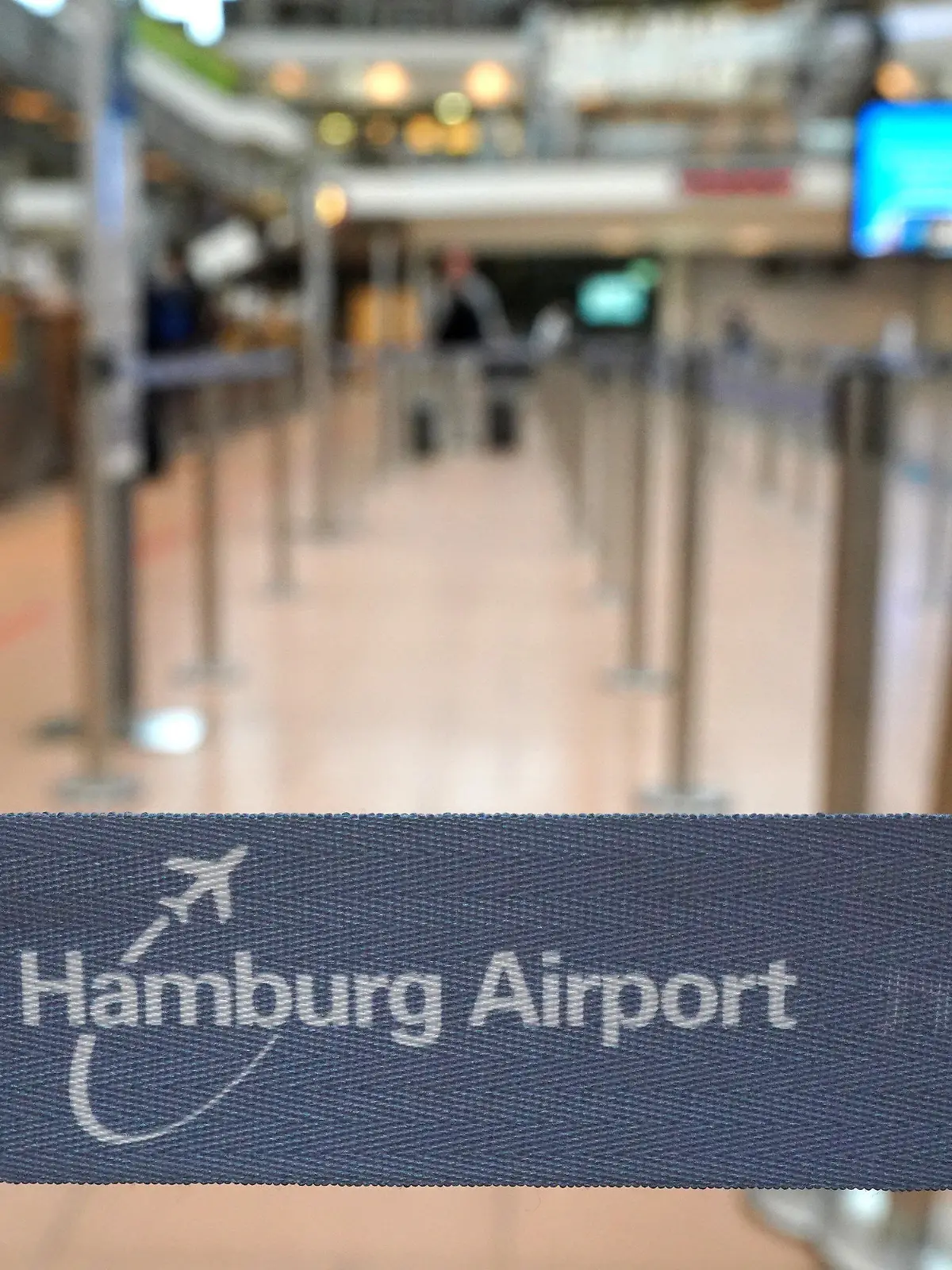 ILLUSTRATION - 21.06.2021, Hamburg: Passagiere gehen zum Check-in einer Fluggesellschaft im Terminal 2 am Hamburger Helmut-Schmidt-Flughafen. Nach 24-stündigem Warten an dem Airport haben die Passagiere eines Fluges nach Tirana am 06.07.2021 einen nächtlichen Start mit Ausnahmegenehmigung erzwungen. (zu dpa «Fluggäste rebellieren - Polizei lässt Maschine in der Nacht starten») Foto: Marcus Brandt/dpa +++ dpa-Bildfunk +++