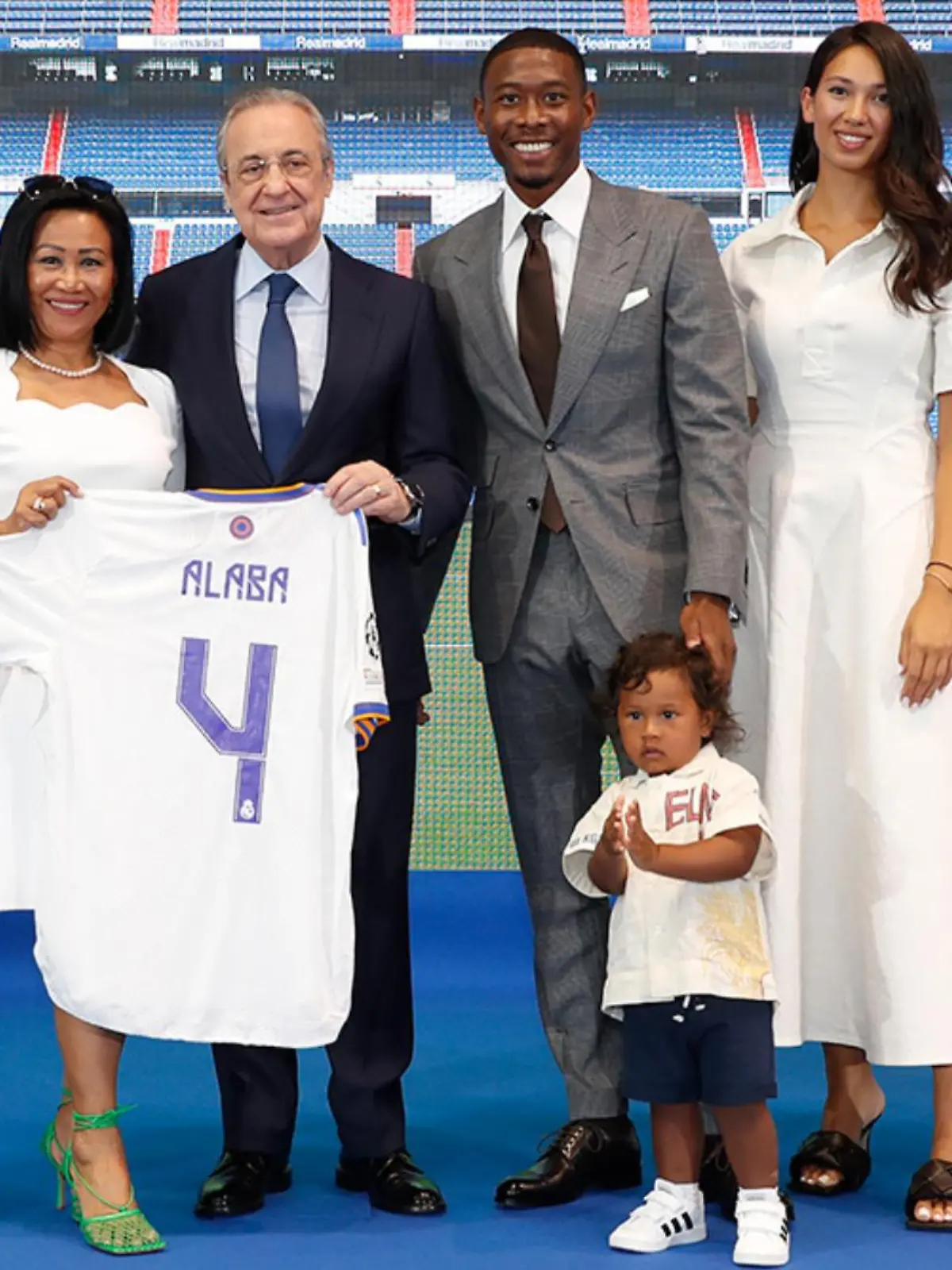 David Alaba (4.v.li.) und seine Familie mit Real-Boss Florentino Perez (3.v.li.).