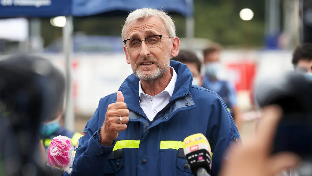 19.07.2021, Rheinland-Pfalz, Bad Neuenahr: Der Präsident des Bundesamts für Bevölkerungsschutz und Katastrophenhilfe (BBK), Armin Schuster gibt bei einem Besuch bei den Helfern des Technischen Hilfswerks, die dort nach dem Hochwasser eine Trinkwasseraufbereitungsanlage betreiben, ein Pressestatement. Foto: Thomas Frey/dpa +++ dpa-Bildfunk +++