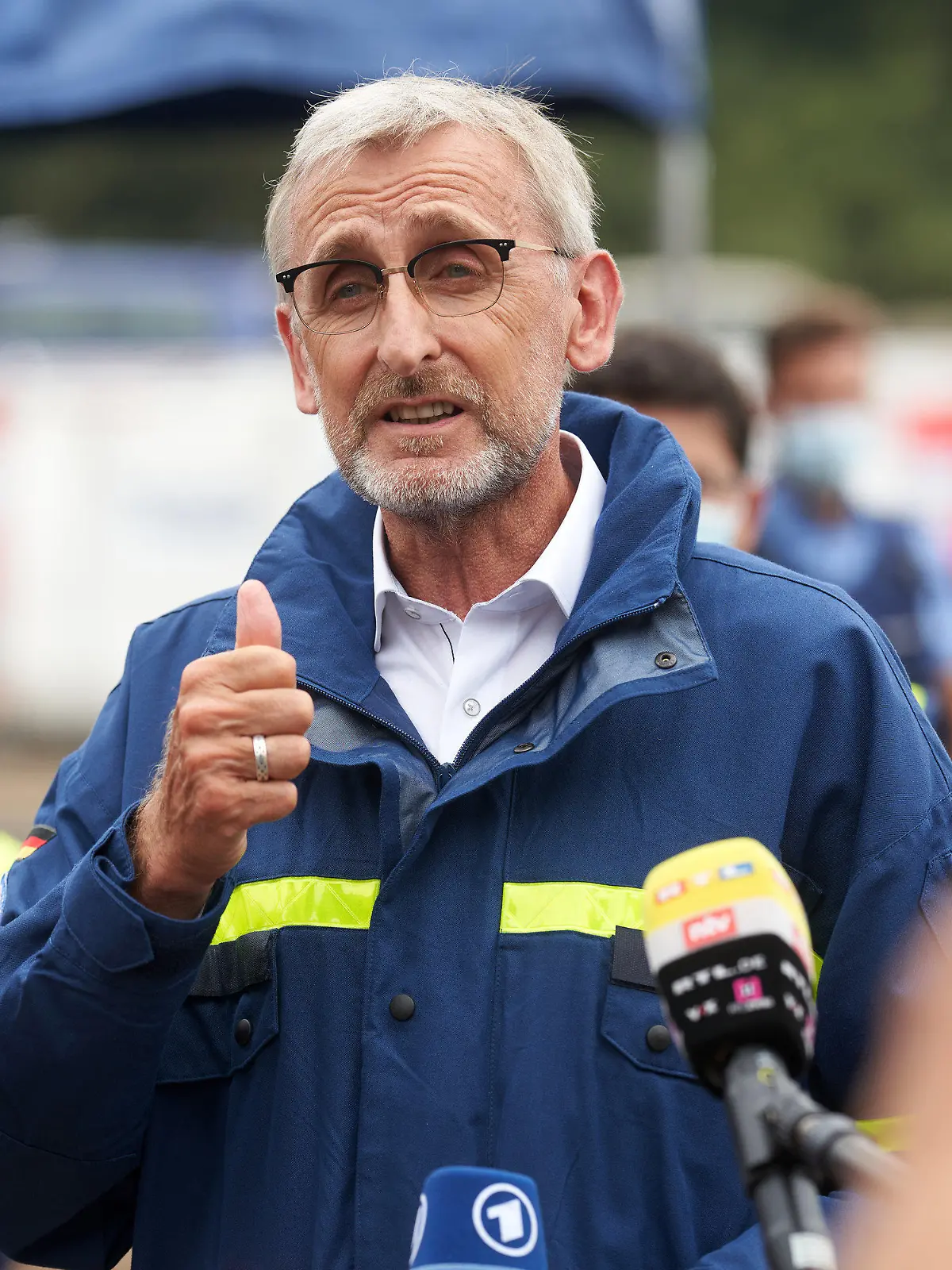19.07.2021, Rheinland-Pfalz, Bad Neuenahr: Der Präsident des Bundesamts für Bevölkerungsschutz und Katastrophenhilfe (BBK), Armin Schuster gibt bei einem Besuch bei den Helfern des Technischen Hilfswerks, die dort nach dem Hochwasser eine Trinkwasseraufbereitungsanlage betreiben, ein Pressestatement. Foto: Thomas Frey/dpa +++ dpa-Bildfunk +++