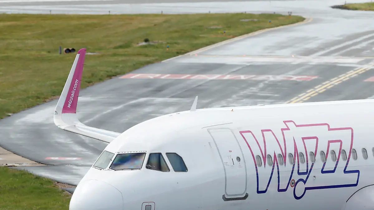 FILE PHOTO: A Wizz Air Airbus A320 from Sofia, Bulgaria taxis to a gate after landing at Luton Airport after Wizz Air resumed flights today on some routes, following the outbreak of the coronavirus disease (COVID-19), Luton, Britain, May 1, 2020. REUTERS/Andrew Boyers/File Photo