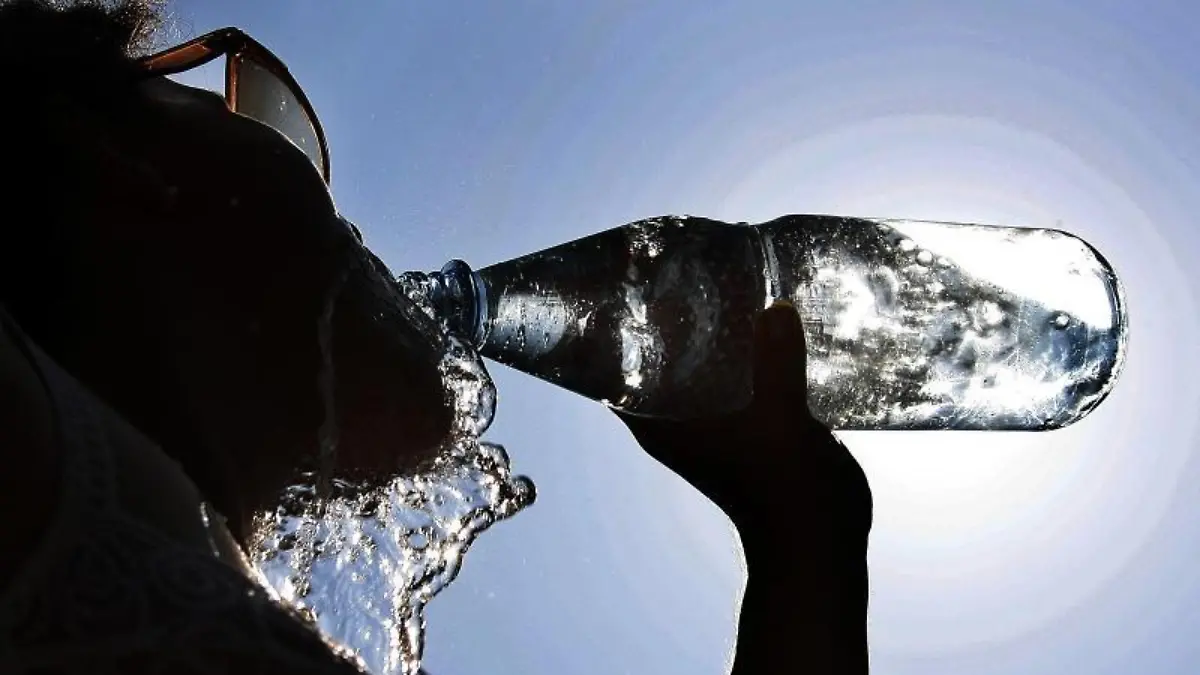 Frau trinkt Mineralwasser