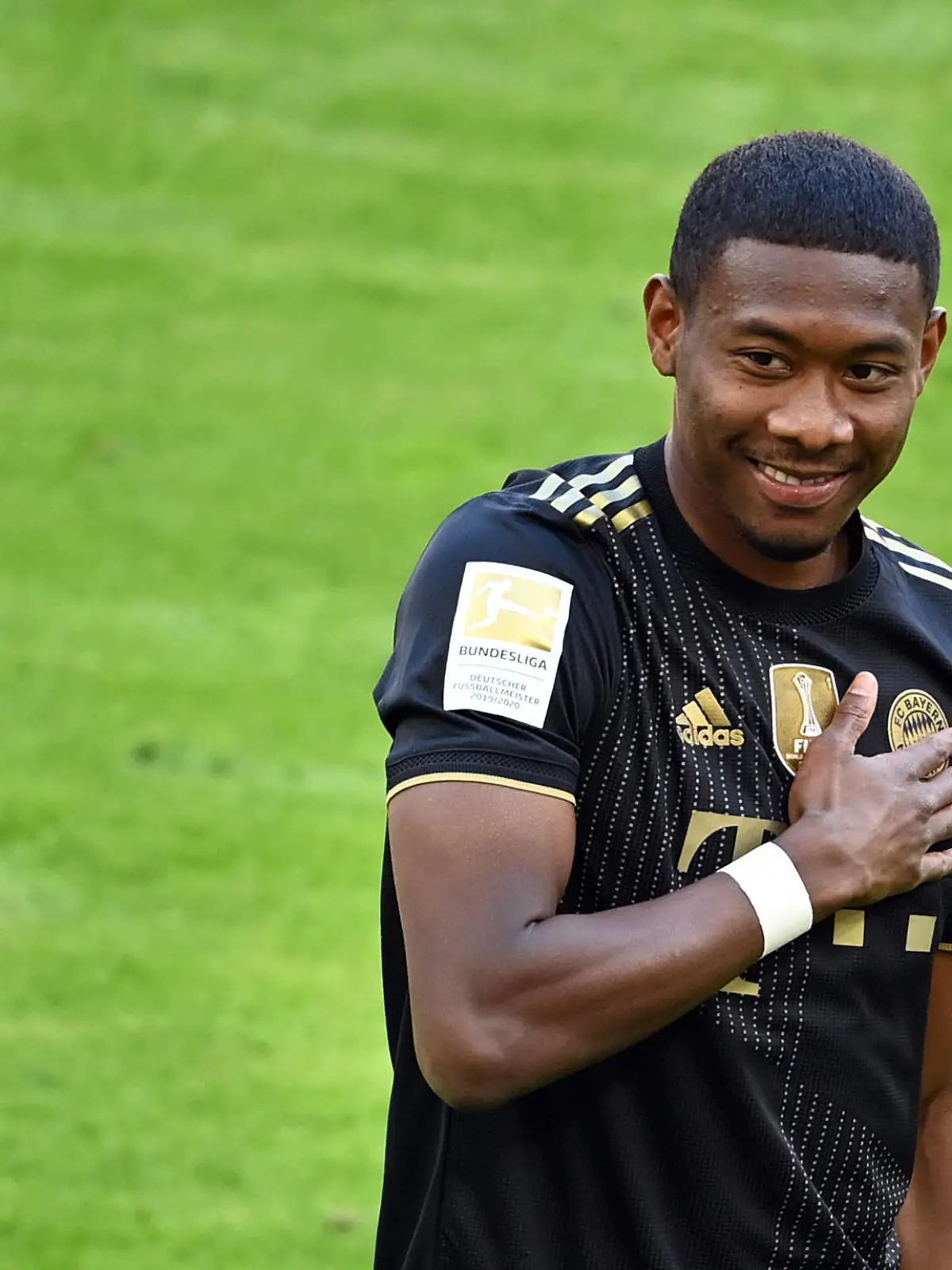 ARCHIV - 22.05.2021, Bayern, München: Fußball: Bundesliga, FC Bayern München - FC Augsburg, 34. Spieltag in der Allianz-Arena. Münchens David Alaba hält bei seiner Verabschiedung die Hand auf das Vereinswappen. (zu dpa: "Alaba tritt Ramos-Erbe bei Real an: «Hala Madrid!»") Foto: Sven Hoppe/dpa-Pool/dpa +++ dpa-Bildfunk +++