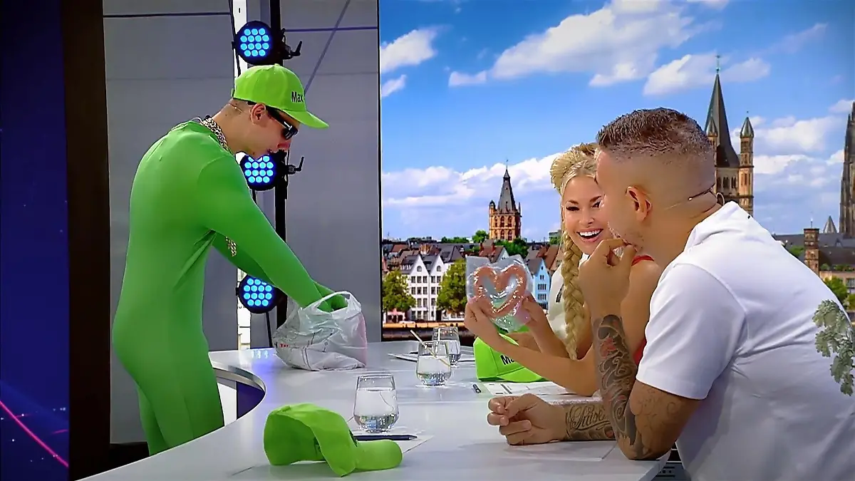 Max Grün serviert Isi Glück die „Herz-Wurst“ Doch kann er auch singen?