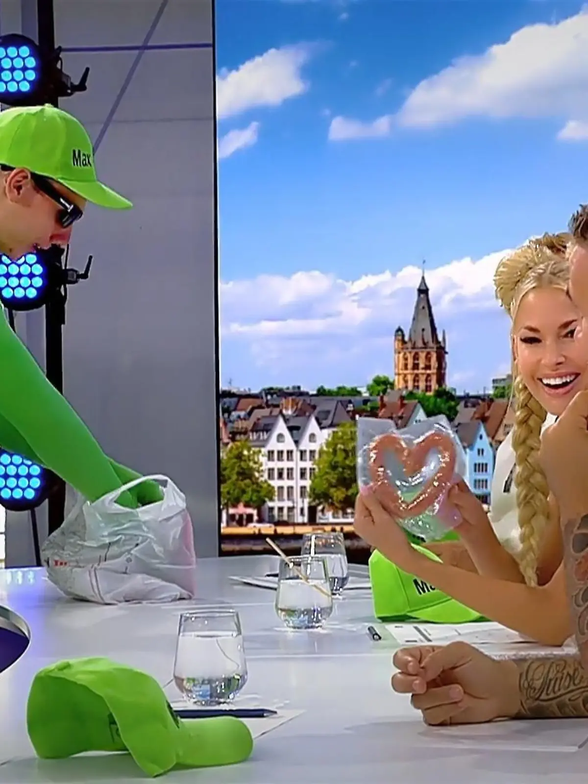 Bild zu: "Max Grün serviert Isi Glück die „Herz-Wurst“"