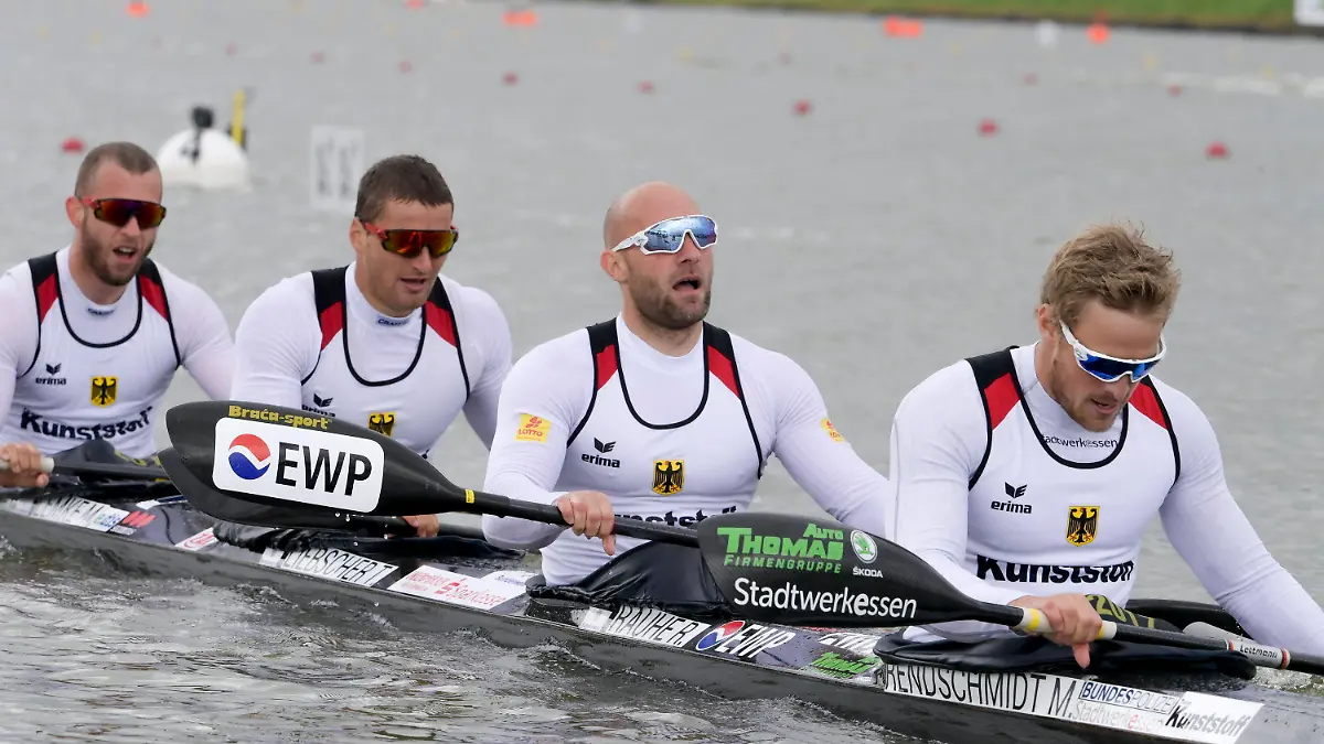 ARCHIV - 16.05.2021, Ungarn, Szeged: Kanu: Weltcup, Kajak-Vierer, 500m, Herren: Max Rendschmidt (r-l), Ronald Rauhe, Tom Liebscher und Max Lemke reagieren nach dem Rennen. (Illustration zu dpa: "Schock für Kanuten: Totalschaden an Olympia-Boot von Rauhe und Co. ") Foto: Szilard Koszticsak/MTI/AP/dpa +++ dpa-Bildfunk +++