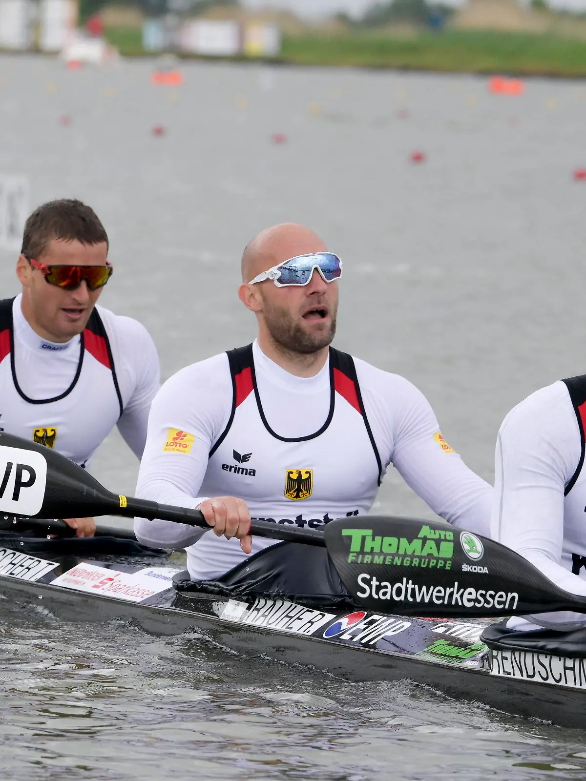 ARCHIV - 16.05.2021, Ungarn, Szeged: Kanu: Weltcup, Kajak-Vierer, 500m, Herren: Max Rendschmidt (r-l), Ronald Rauhe, Tom Liebscher und Max Lemke reagieren nach dem Rennen. (Illustration zu dpa: "Schock für Kanuten: Totalschaden an Olympia-Boot von Rauhe und Co. ") Foto: Szilard Koszticsak/MTI/AP/dpa +++ dpa-Bildfunk +++