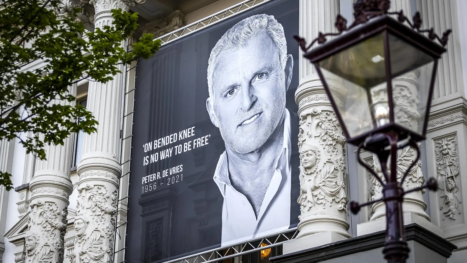  AMSTERDAM - A large photo at the Royal Theater Carre van Publiek by Peter R. de Vries on the day of his farewell to the public. The crime reporter died at the age of 64 after being shot in the center of Amsterdam. REMKO DE WAAL W *** AMSTERDAM A large photo at the Royal Theater Carre of Public by Peter R de Vries on the day of his farewell to the public The crime reporter died at the age of 64 after being shot in the center of Amsterdam REMKO DE WAAL W PUBLICATIONxINxGERxSUIxAUTxONLY Copyright: xHollandsexHoogtex/xxANPx x434163137x