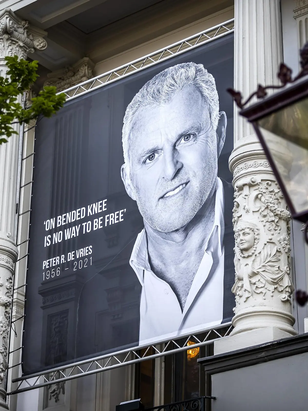  AMSTERDAM - A large photo at the Royal Theater Carre van Publiek by Peter R. de Vries on the day of his farewell to the public. The crime reporter died at the age of 64 after being shot in the center of Amsterdam. REMKO DE WAAL W *** AMSTERDAM A large photo at the Royal Theater Carre of Public by Peter R de Vries on the day of his farewell to the public The crime reporter died at the age of 64 after being shot in the center of Amsterdam REMKO DE WAAL W PUBLICATIONxINxGERxSUIxAUTxONLY Copyright: xHollandsexHoogtex/xxANPx x434163137x