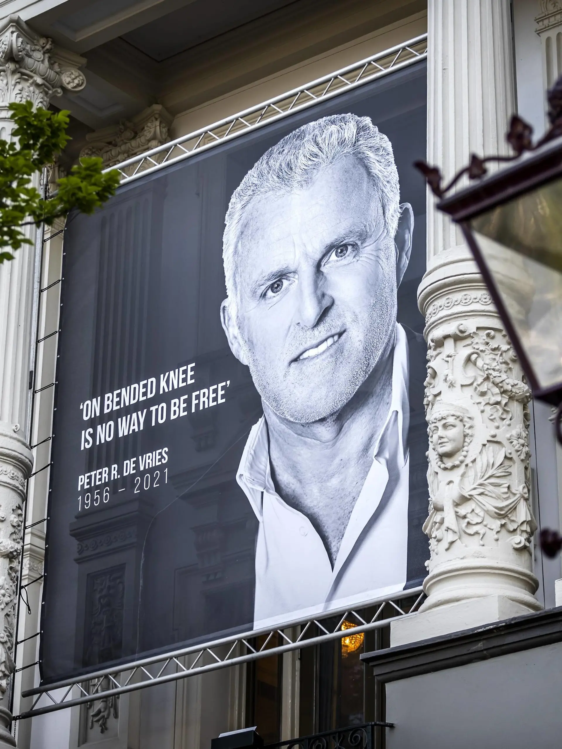  AMSTERDAM - A large photo at the Royal Theater Carre van Publiek by Peter R. de Vries on the day of his farewell to the public. The crime reporter died at the age of 64 after being shot in the center of Amsterdam. REMKO DE WAAL W *** AMSTERDAM A large photo at the Royal Theater Carre of Public by Peter R de Vries on the day of his farewell to the public The crime reporter died at the age of 64 after being shot in the center of Amsterdam REMKO DE WAAL W PUBLICATIONxINxGERxSUIxAUTxONLY Copyright: xHollandsexHoogtex/xxANPx x434163137x