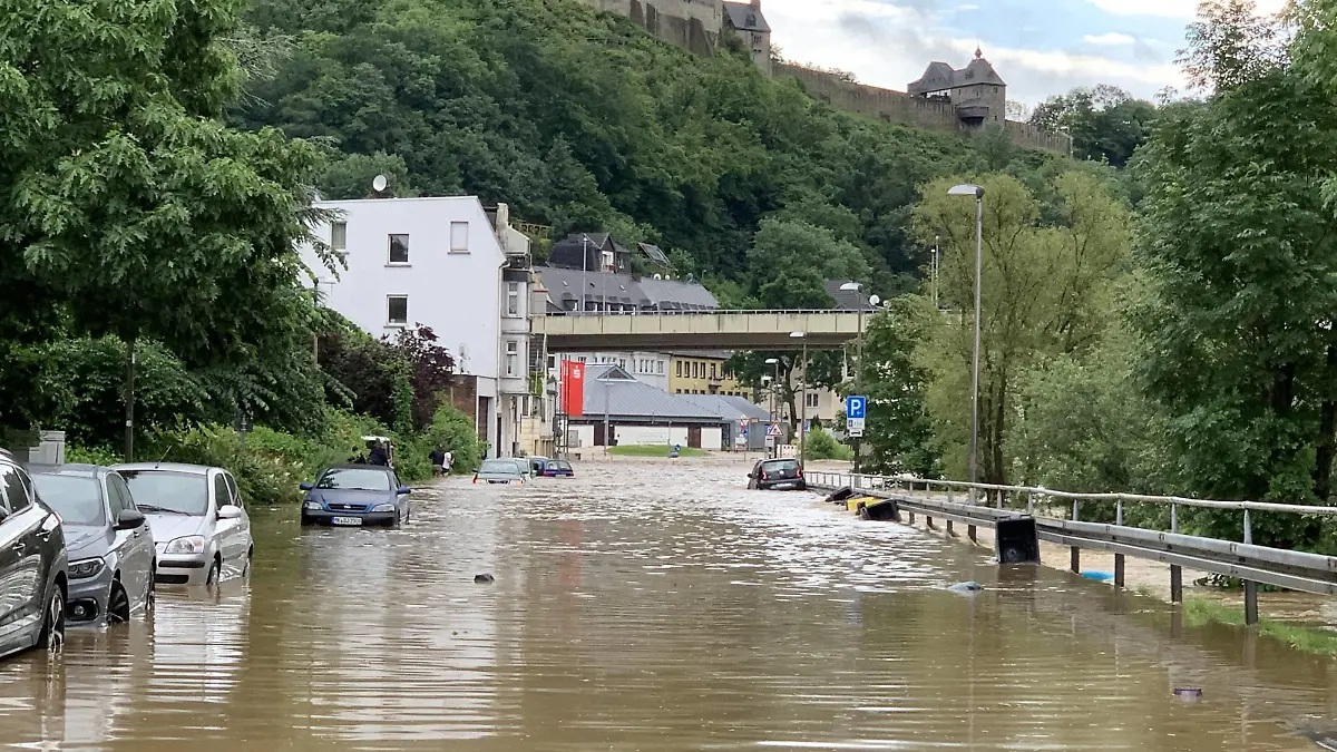 NRW Feuerwehrmann stirbt in den Fluten von Altena - Person mit Kajak gerettet - Räumpanzer der Bundeswehr fährt durch offene Straße Feuerwehrmann stirbt in den Fluten in Altena: Ortsteile komplett Überflutet - Mehrere Straßen unpassierbarNordrhein-Westfalen, 58762 Altena, Deutschland *** NRW Firefighter dies in Altena floods Person rescued with kayak Bundeswehr evacuation tank drives through open road Firefighter dies in Altena floods Local districts completely flooded Several roads impassableNorth Rhine Westphalia, 58762 Altena, Germany Copyright: 7aktuell.dex xMarcxGruber