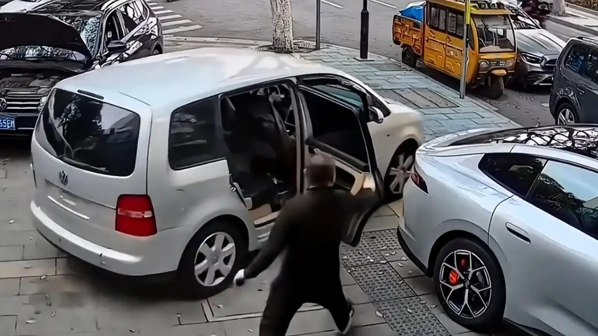 Pleiten, Pech und Pannen! Werkstattmitarbeiter verursacht drei Unfälle – binnen Minuten Auto-Fauxpas im chinesischen Jiangsu